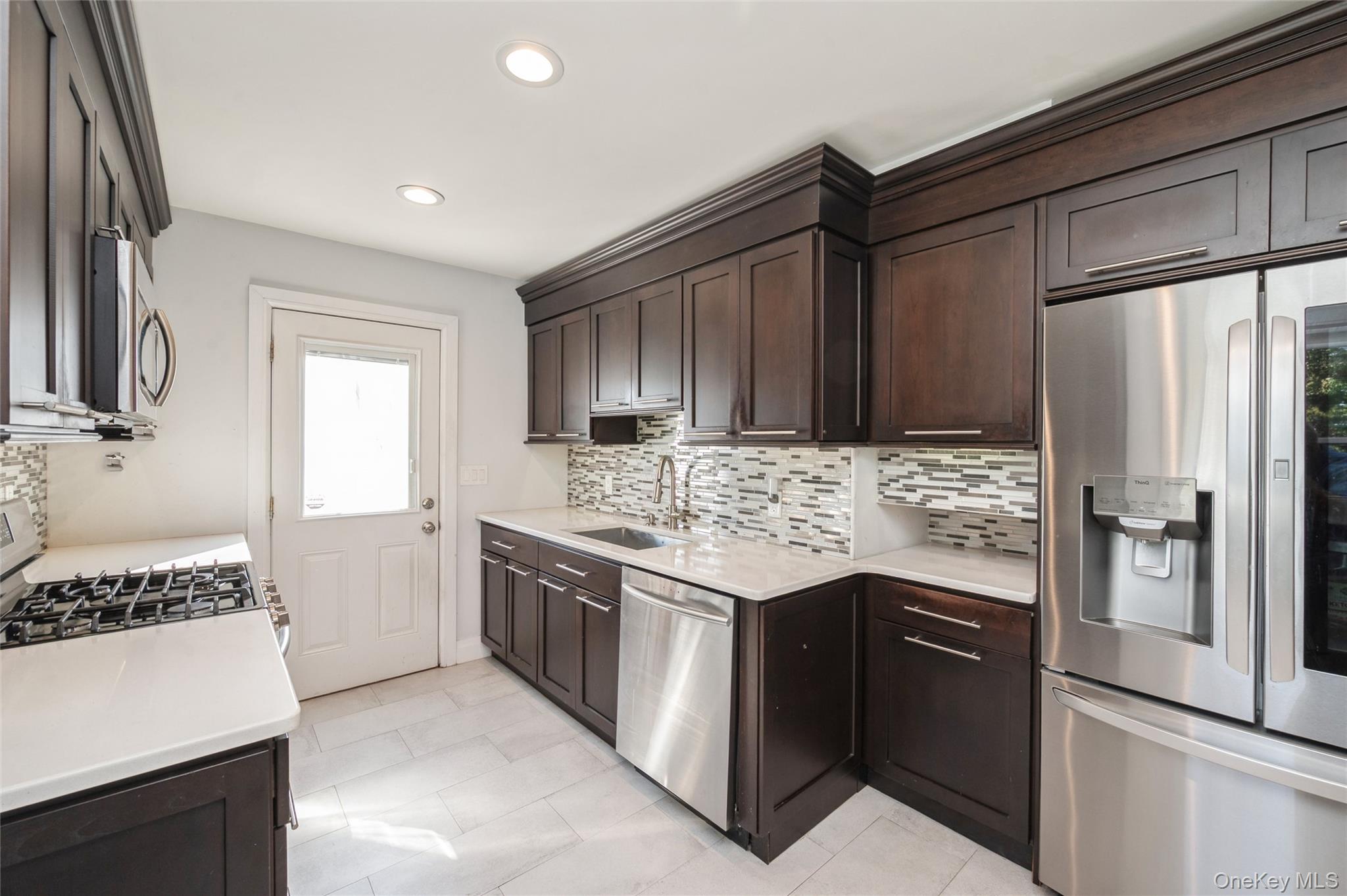 #8 photo, 18 Lois Lane, Farmingdale , NY 11735