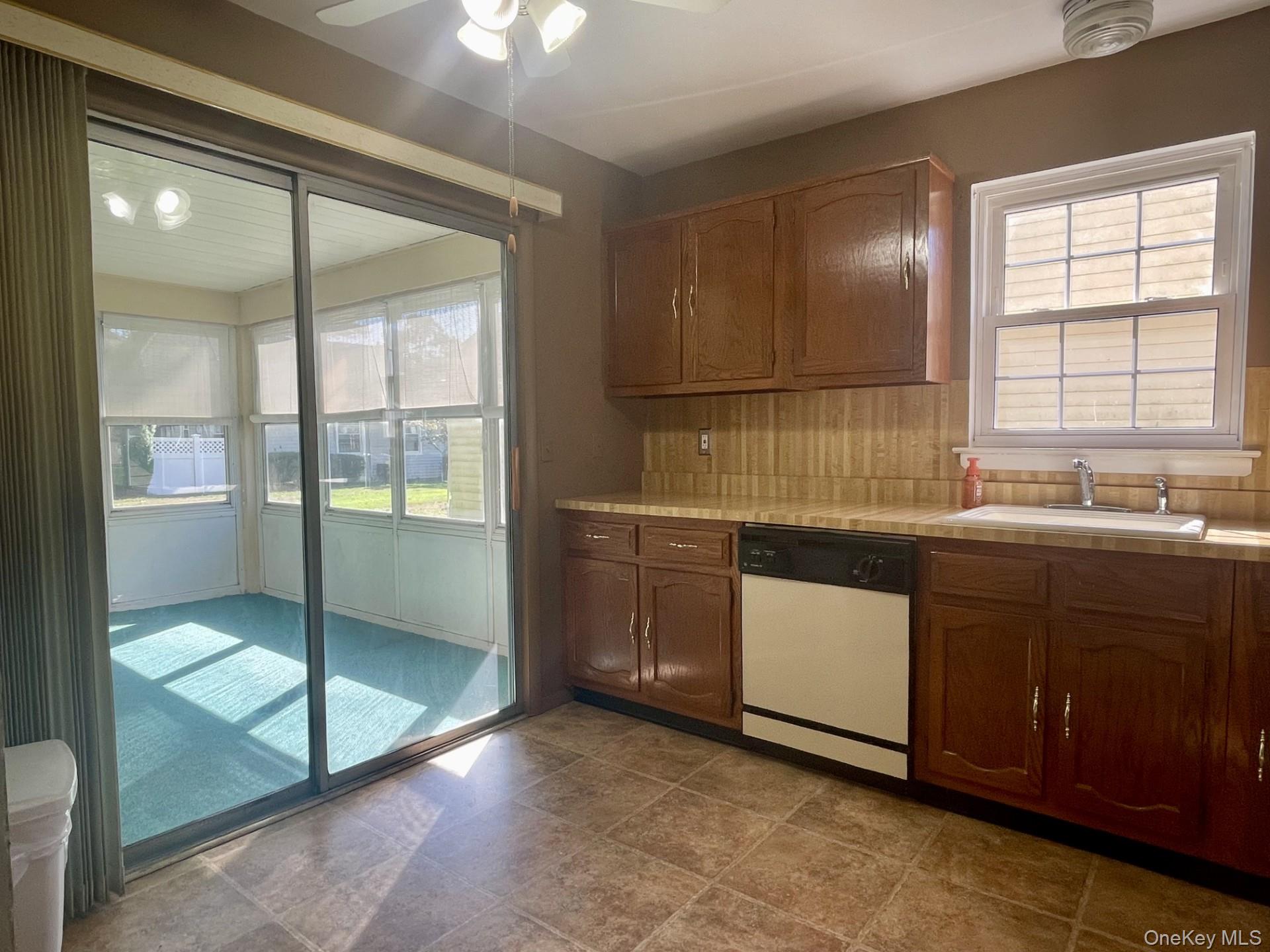 #6 photo, 323 Brownfield Drive, サフォーク郡 Ridge , NY 11961