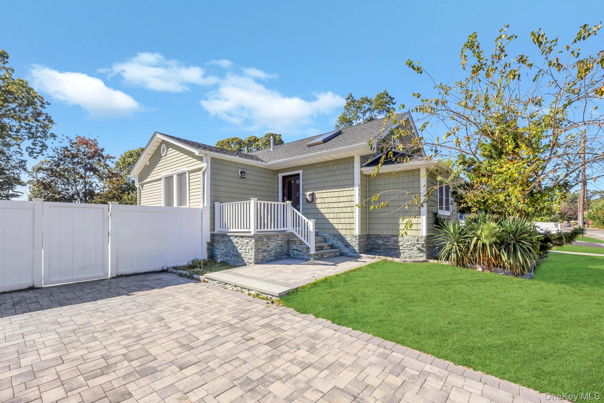 #1 photo, 145 Centre Avenue, 东长岛 Lindenhurst , NY 11757