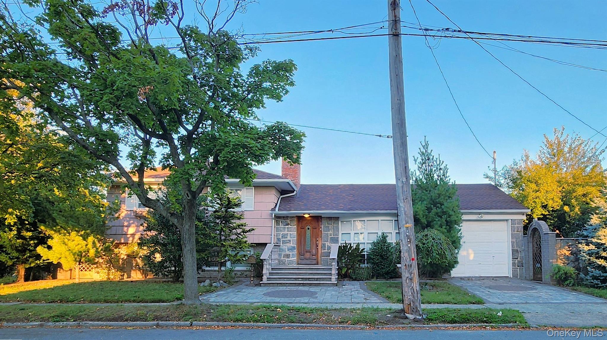 #1 photo, 90-04 159th Avenue, कुईंस Howard Beach , NY 11414