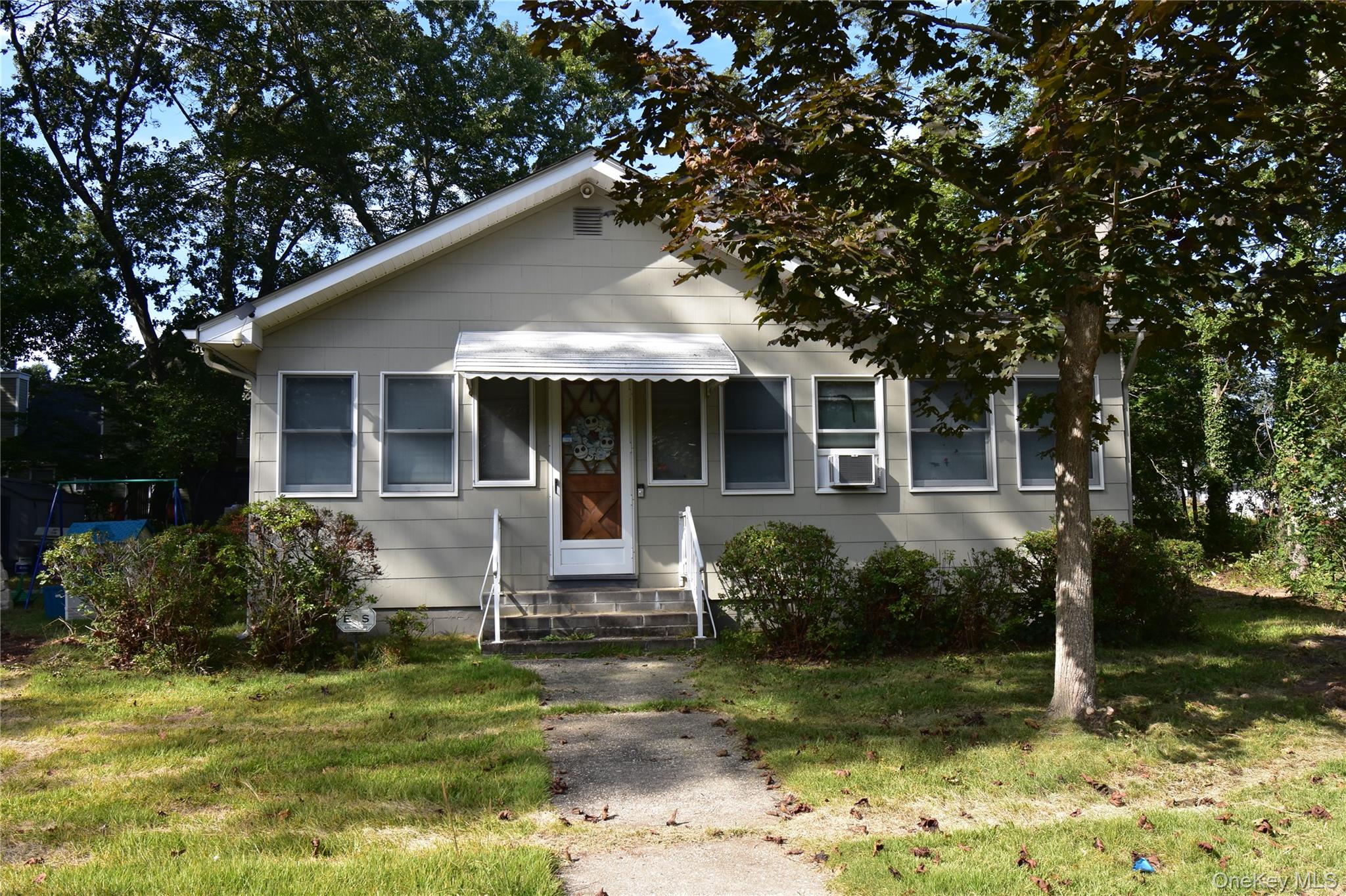 #1 photo, 145 Clinton Avenue, सफ़ोक काउंटी Mastic , NY 11950