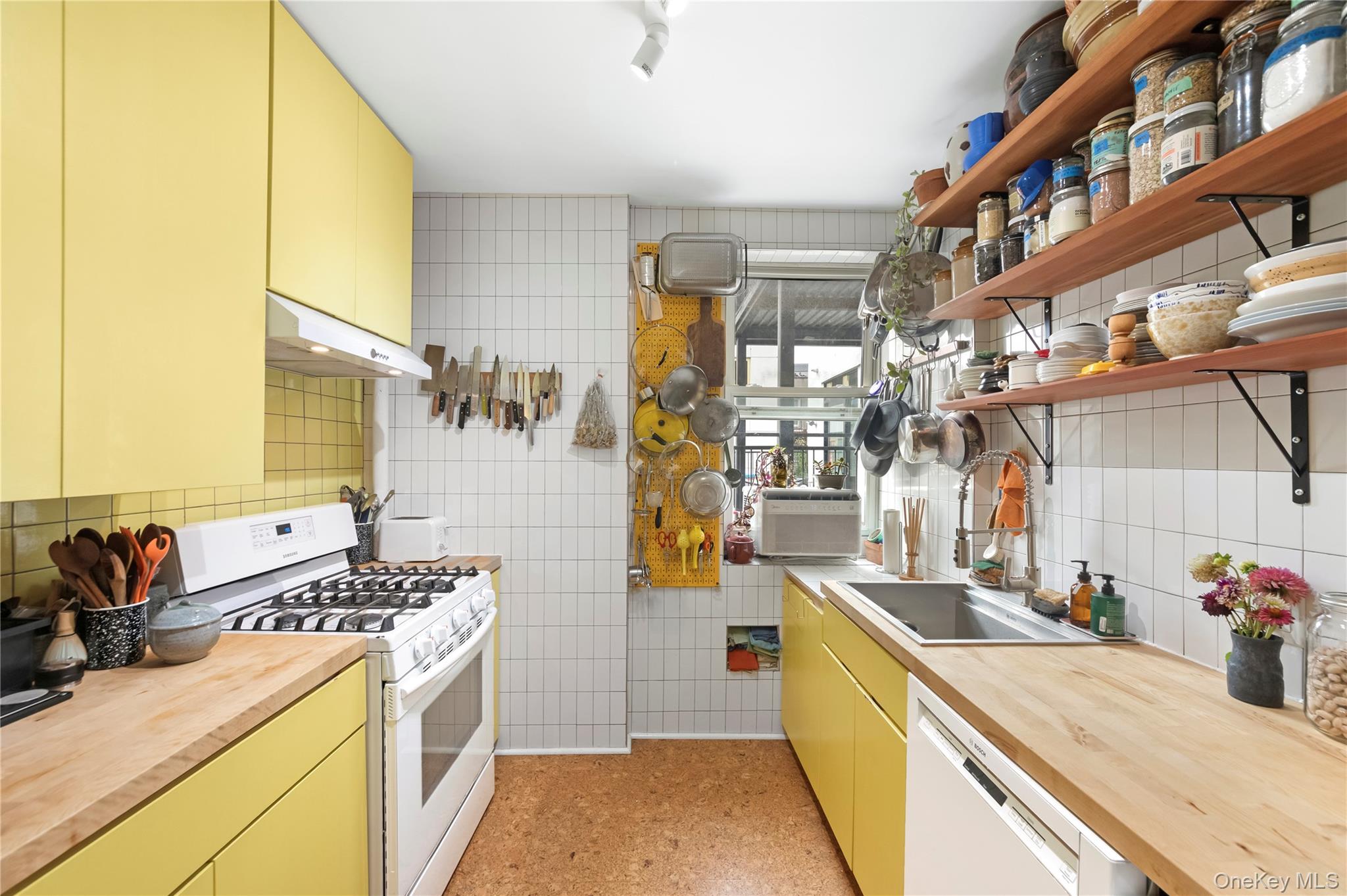 #4 photo, 104 Division Avenue, Brooklyn , NY 11211