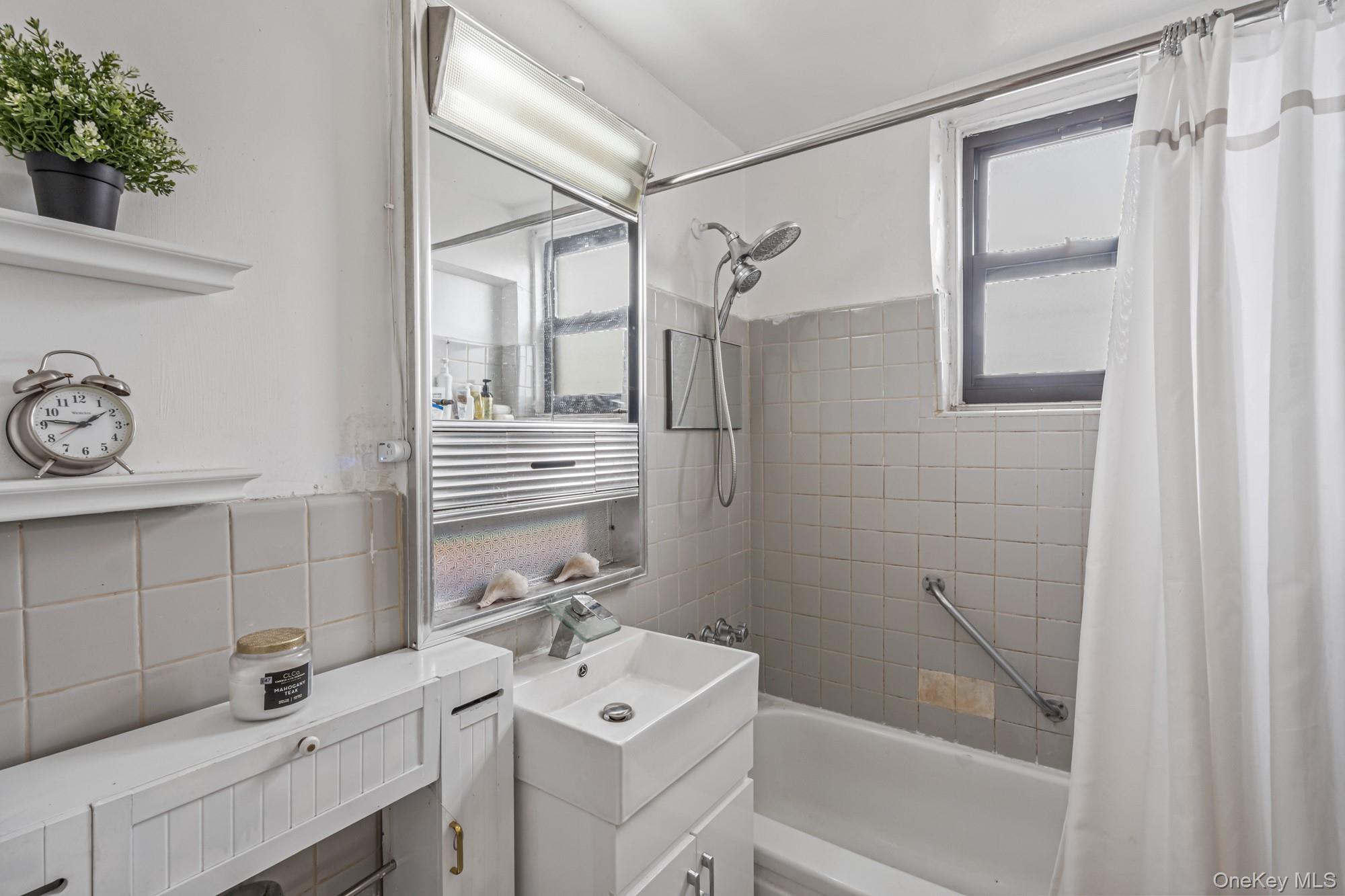 #13 photo, 99-45 60th Avenue, クイーンズ区 Corona , NY 11368