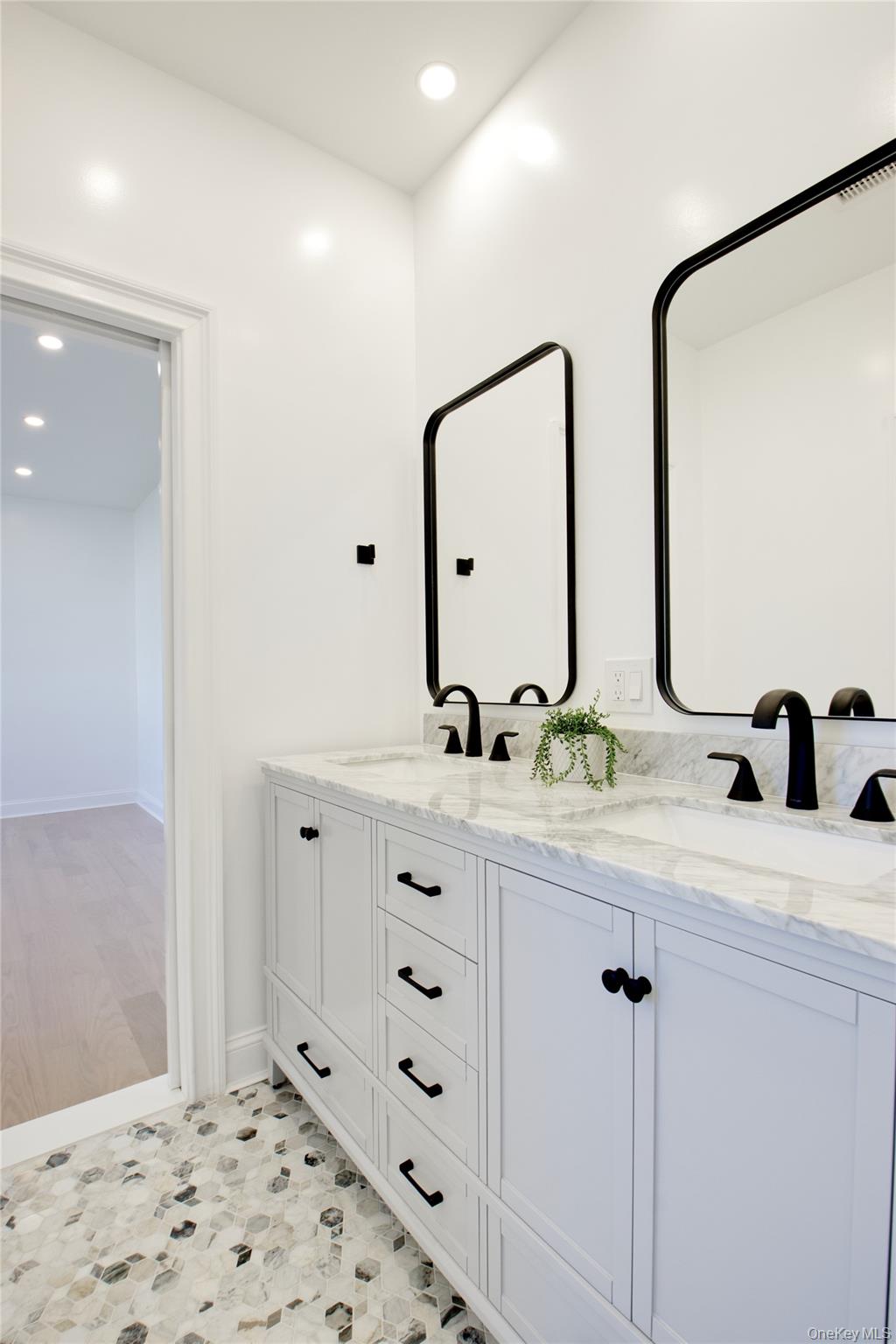 #20 photo, 108 Tanners Pond Road, Garden City , NY 11530