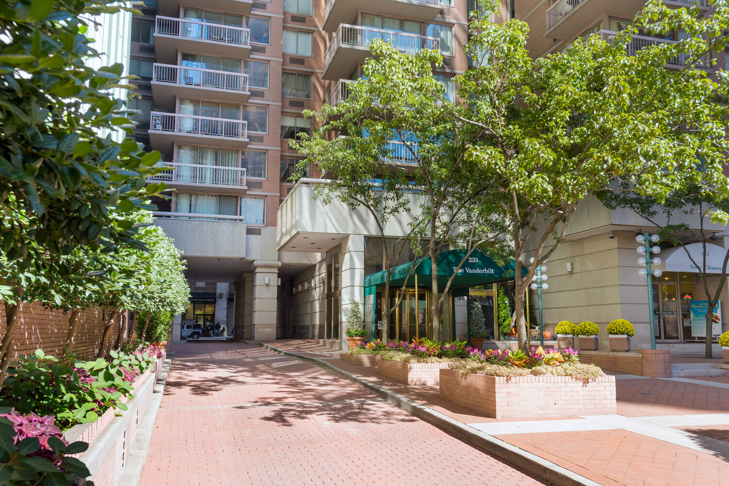 #21 photo, 235 E 40TH Street, Murray Hill , NY 10016