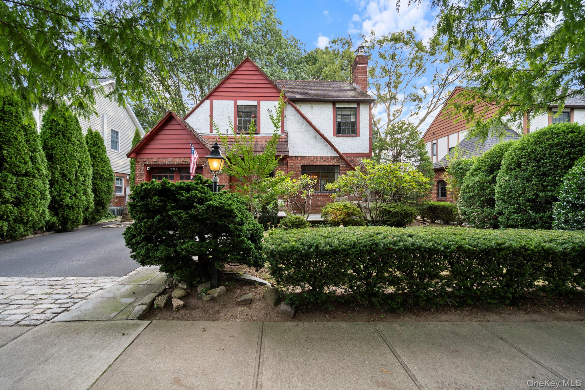 #1 photo, 304 Kilburn Road, गार्डन सिटी Garden City , NY 11530