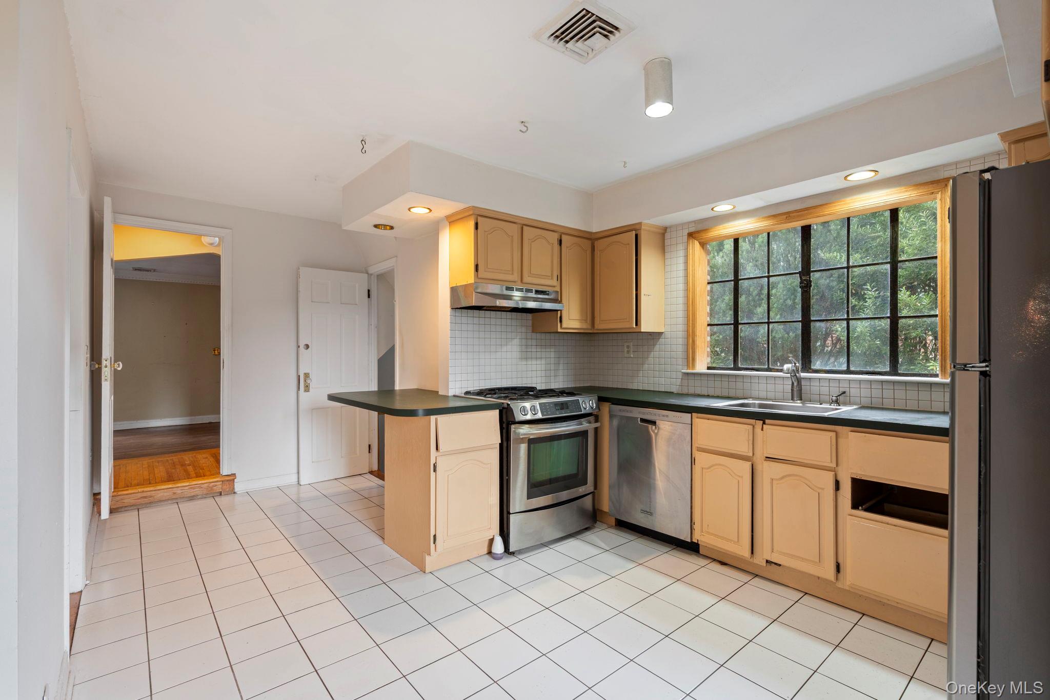 #8 photo, 304 Kilburn Road, गार्डन सिटी Garden City , NY 11530