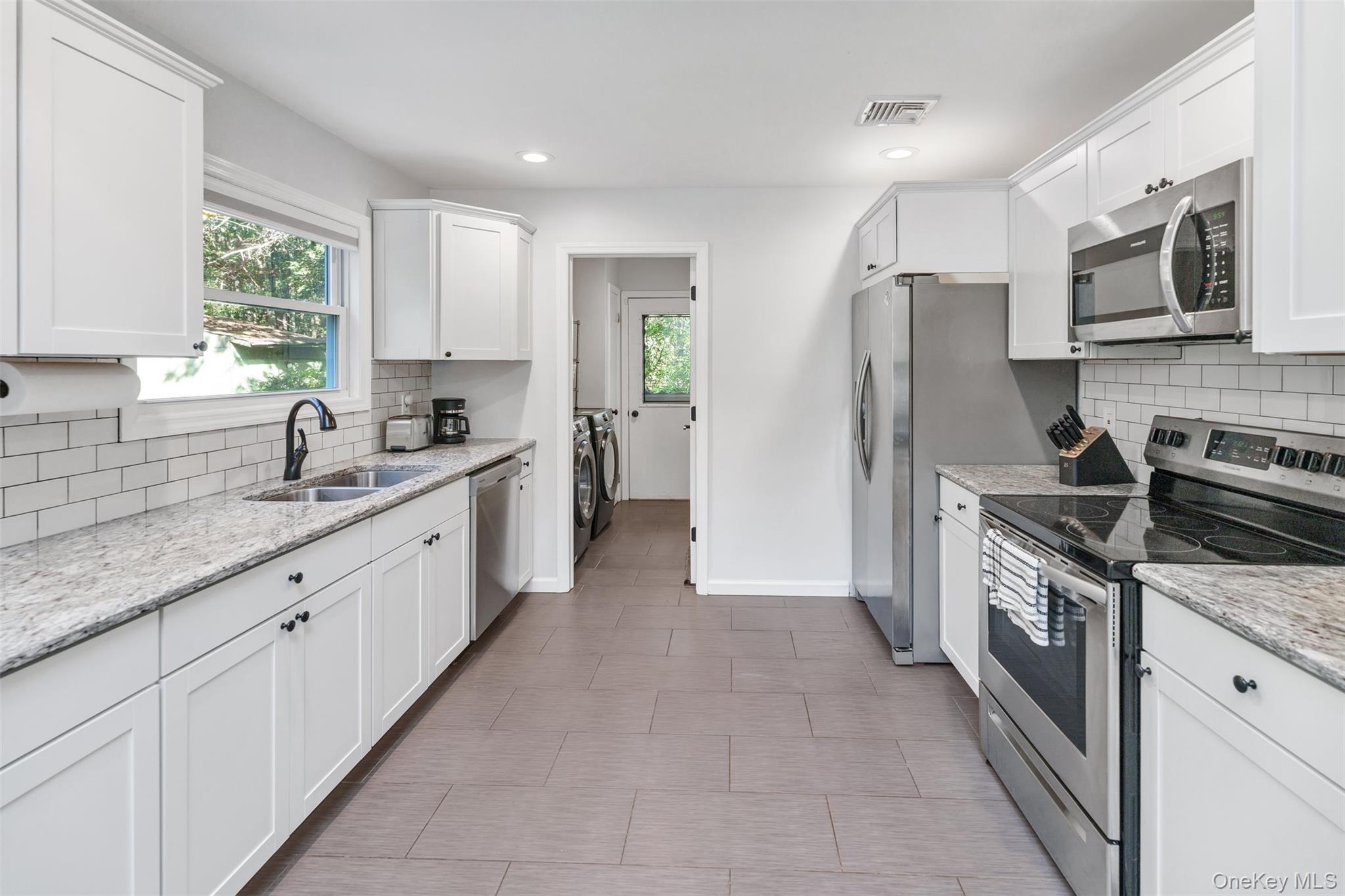 #16 photo, 2 Christine Lane, サフォーク郡 Manorville , NY 11949