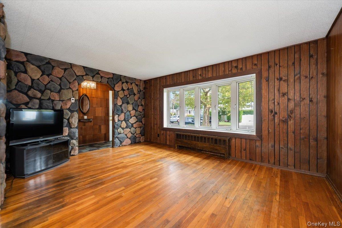 #4 photo, 15 Hewmann Place, Bethpage , NY 11714