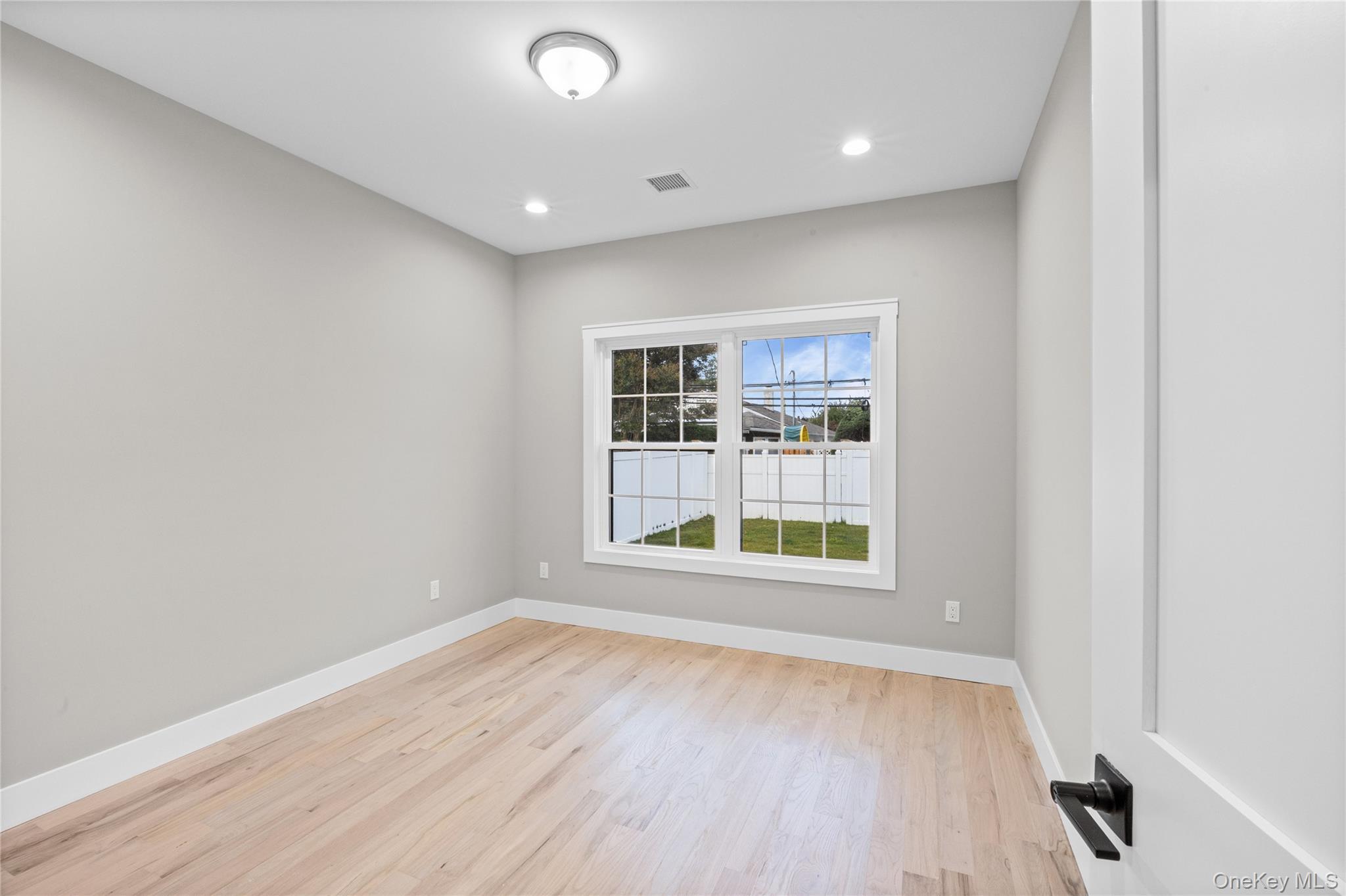 #16 photo, 2500 1st Avenue, ナッソー郡 East Meadow , NY 11554