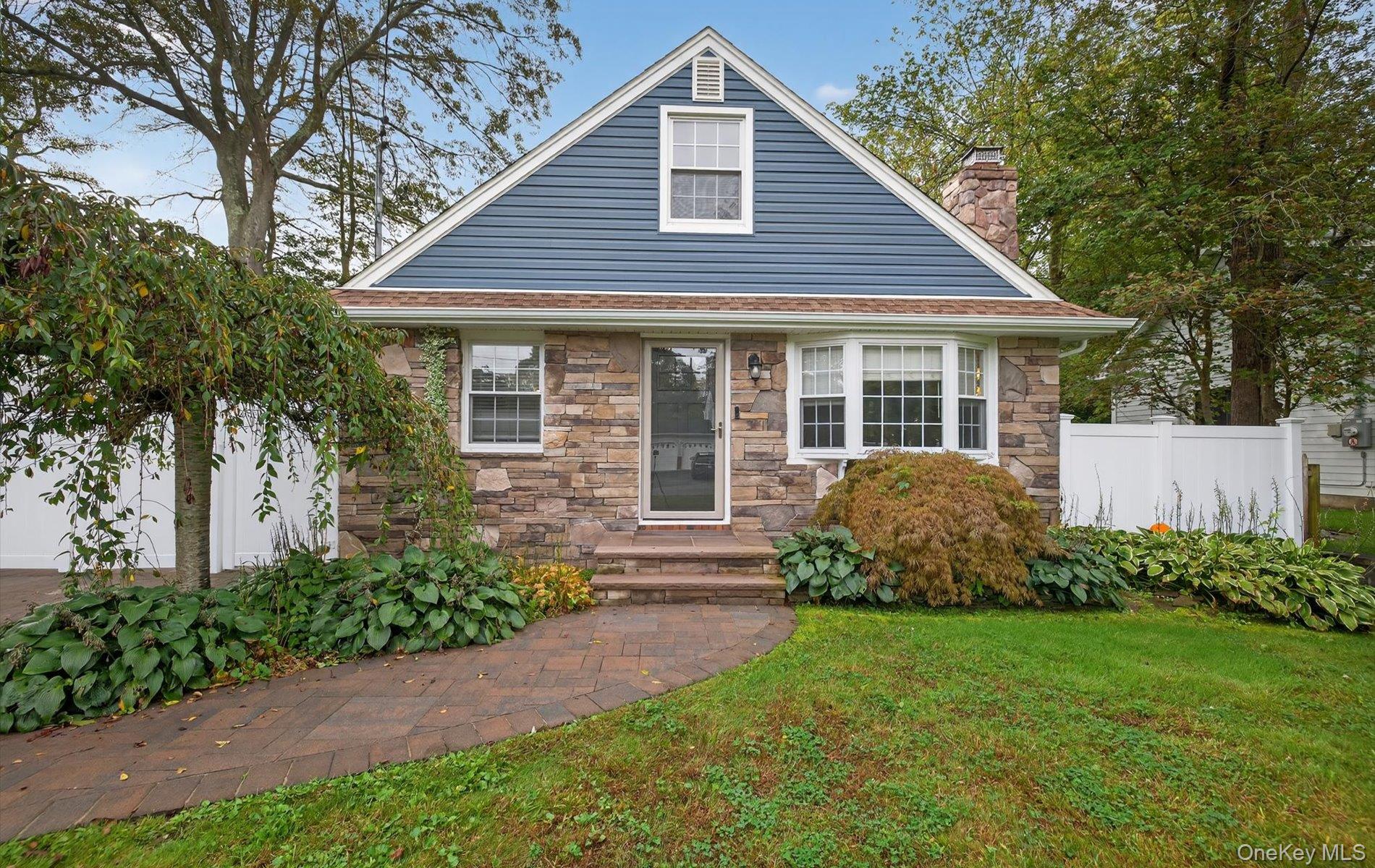 #1 photo, 82 Middlesex Avenue, सफ़ोक काउंटी Oakdale , NY 11769