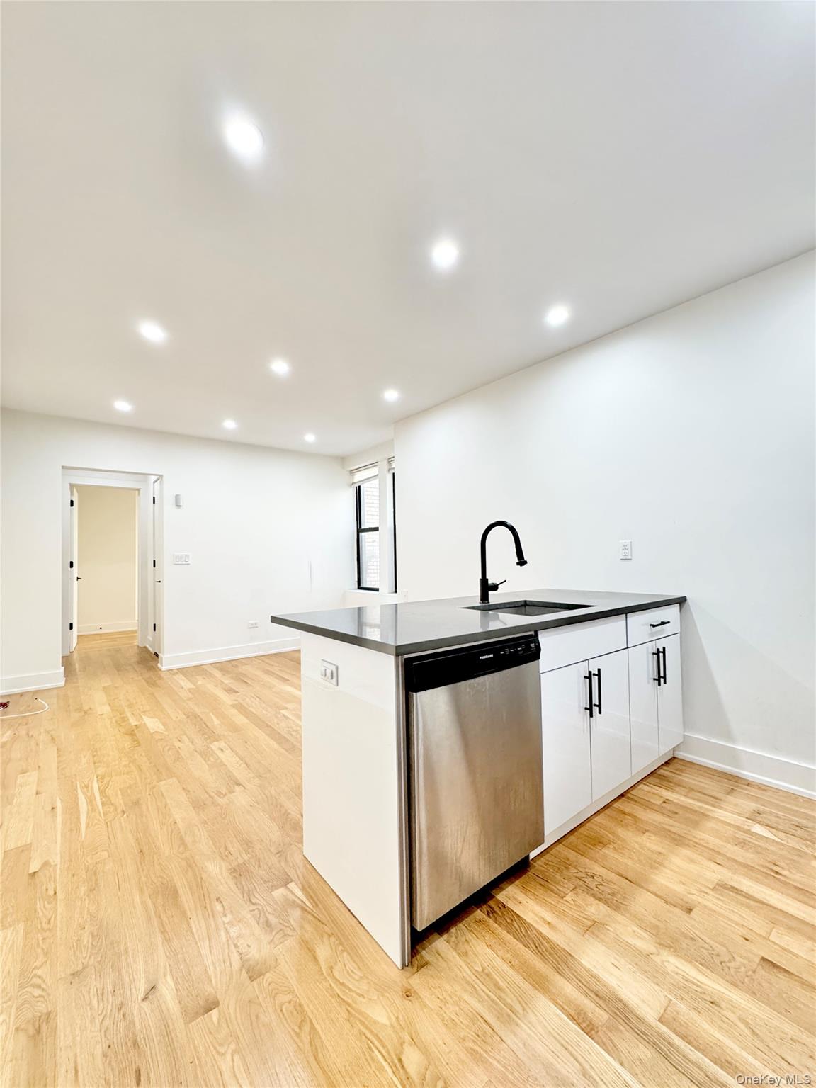 #2 photo, 32-86 33rd Street, クイーンズ区 Astoria , NY 11106