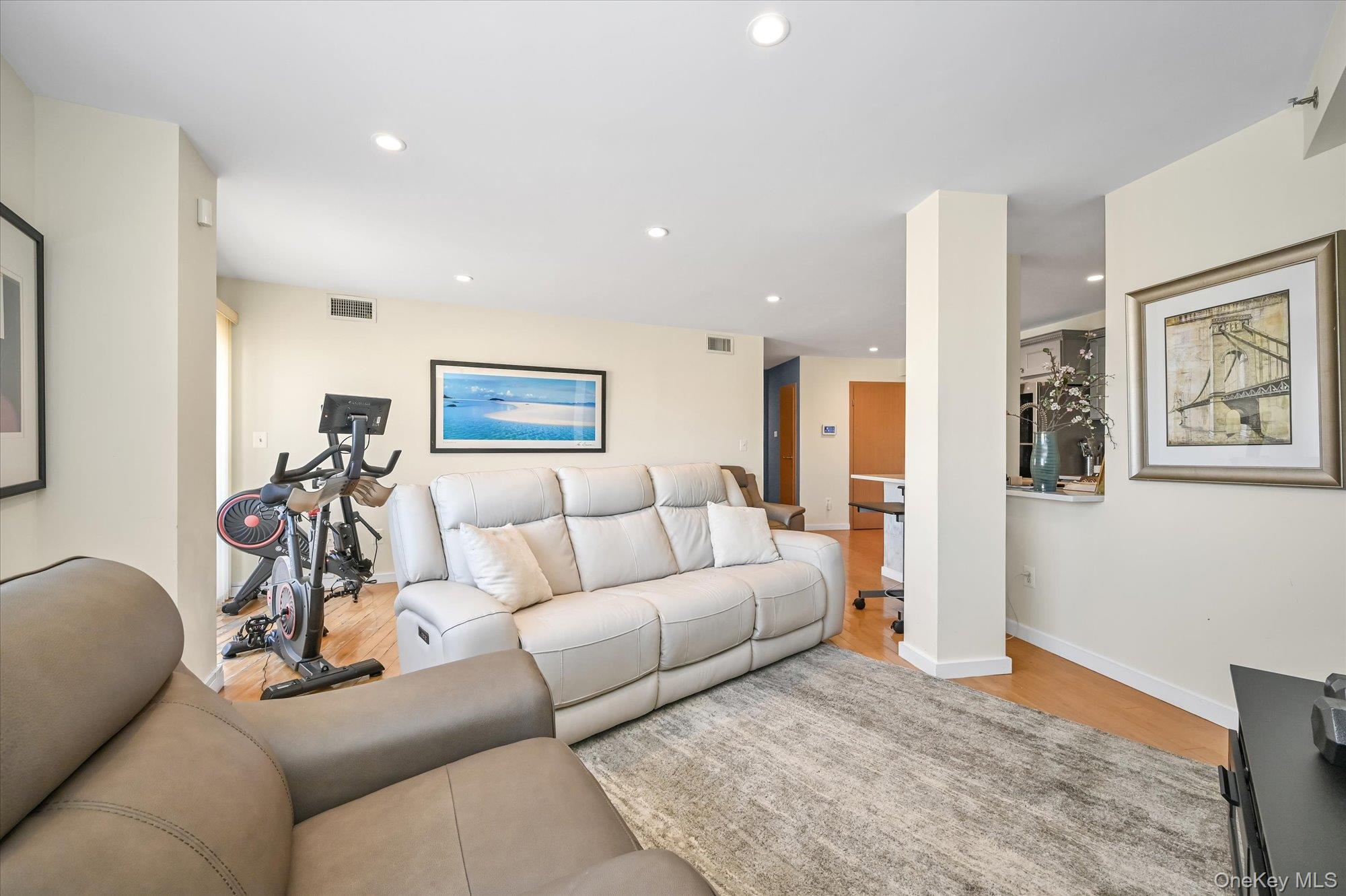 #4 photo, 81-14 Queens Boulevard, Elmhurst , NY 11373