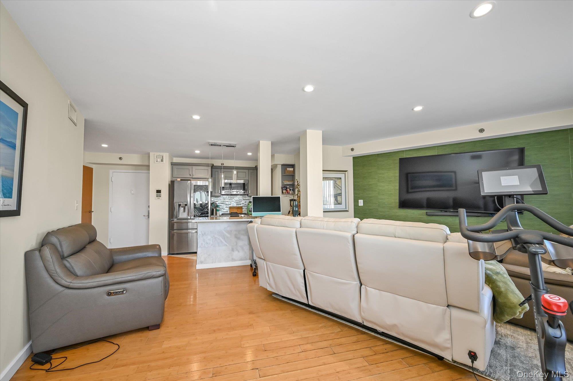 #5 photo, 81-14 Queens Boulevard, Elmhurst , NY 11373