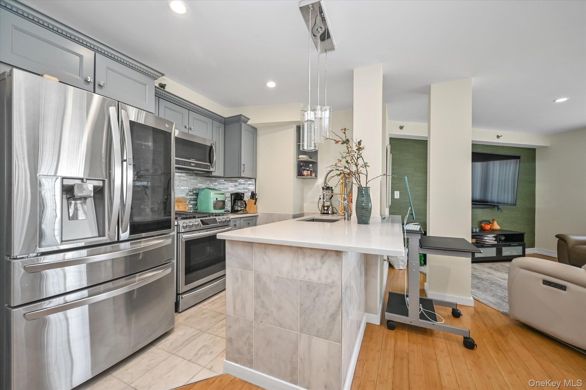 #7 photo, 81-14 Queens Boulevard, Elmhurst , NY 11373