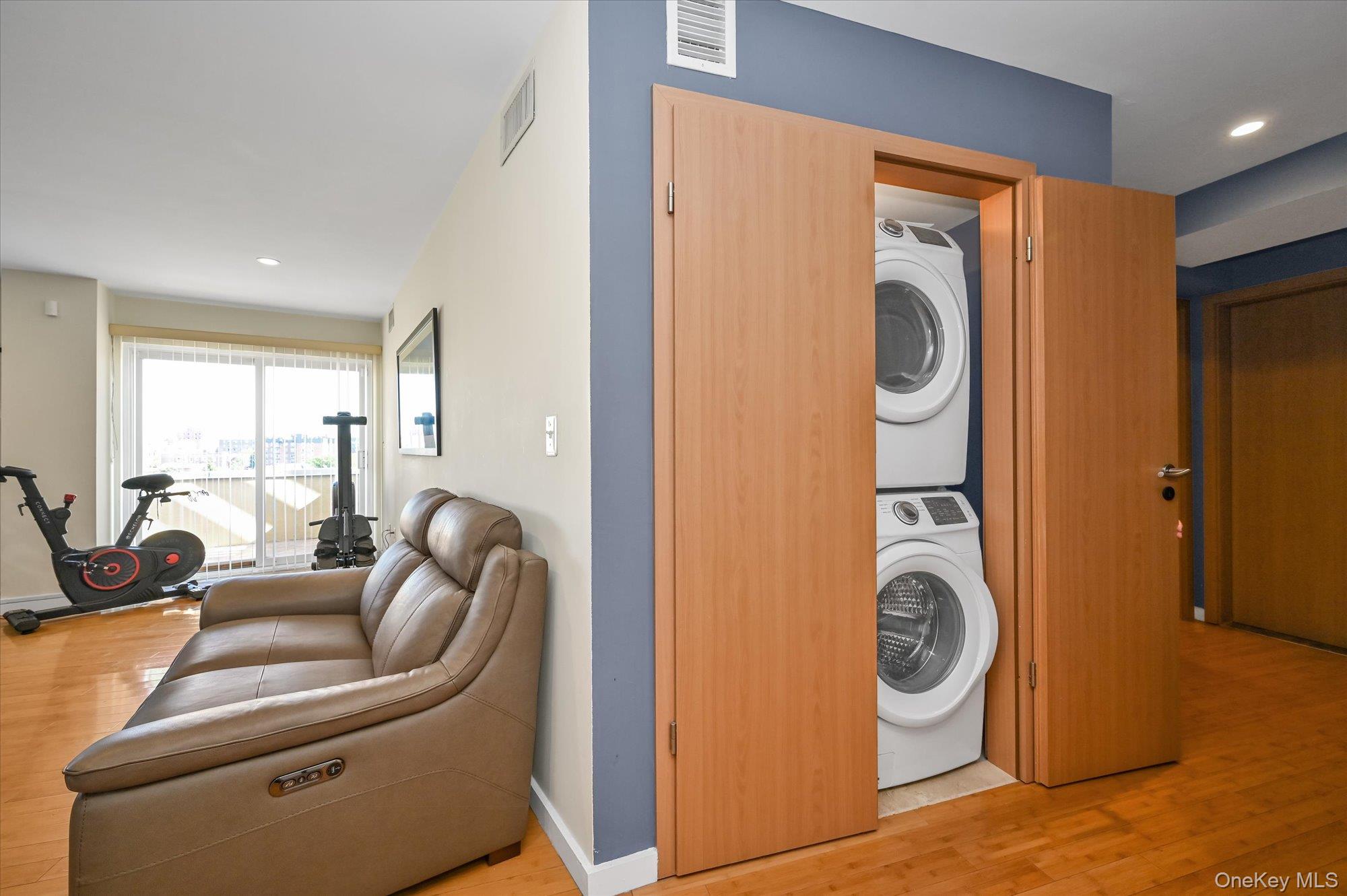 #9 photo, 81-14 Queens Boulevard, Elmhurst , NY 11373