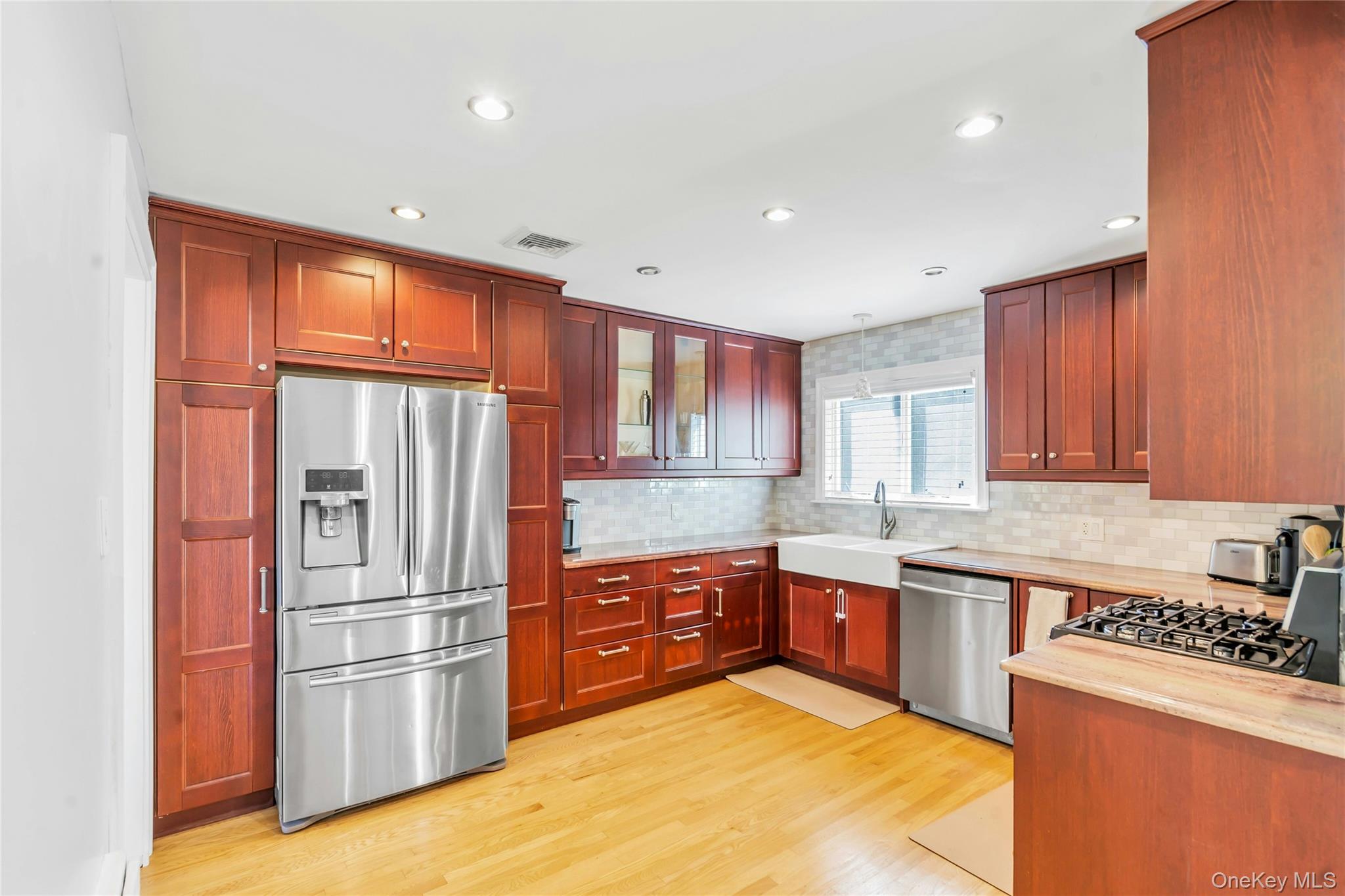 #9 photo, 18 Haypath Road, Bethpage , NY 11714