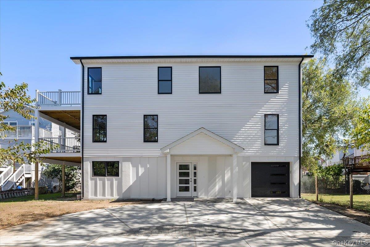 #1 photo, 7 Sherborne Place, नासाउ काउंटी Island Park , NY 11558