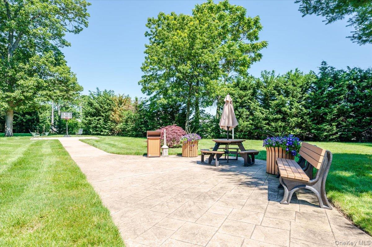 #4 photo, 1361 Broadway, Hewlett , NY 11557