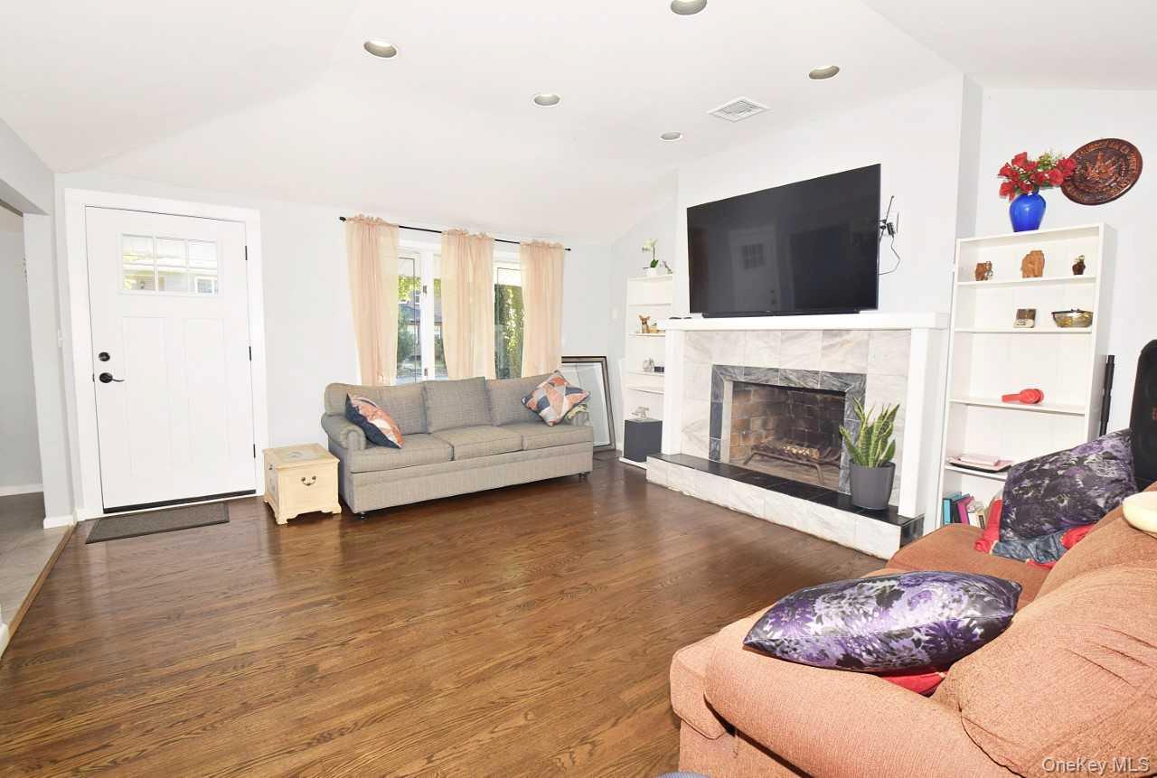 #4 photo, 30 3rd Avenue, Huntington Station , NY 11746