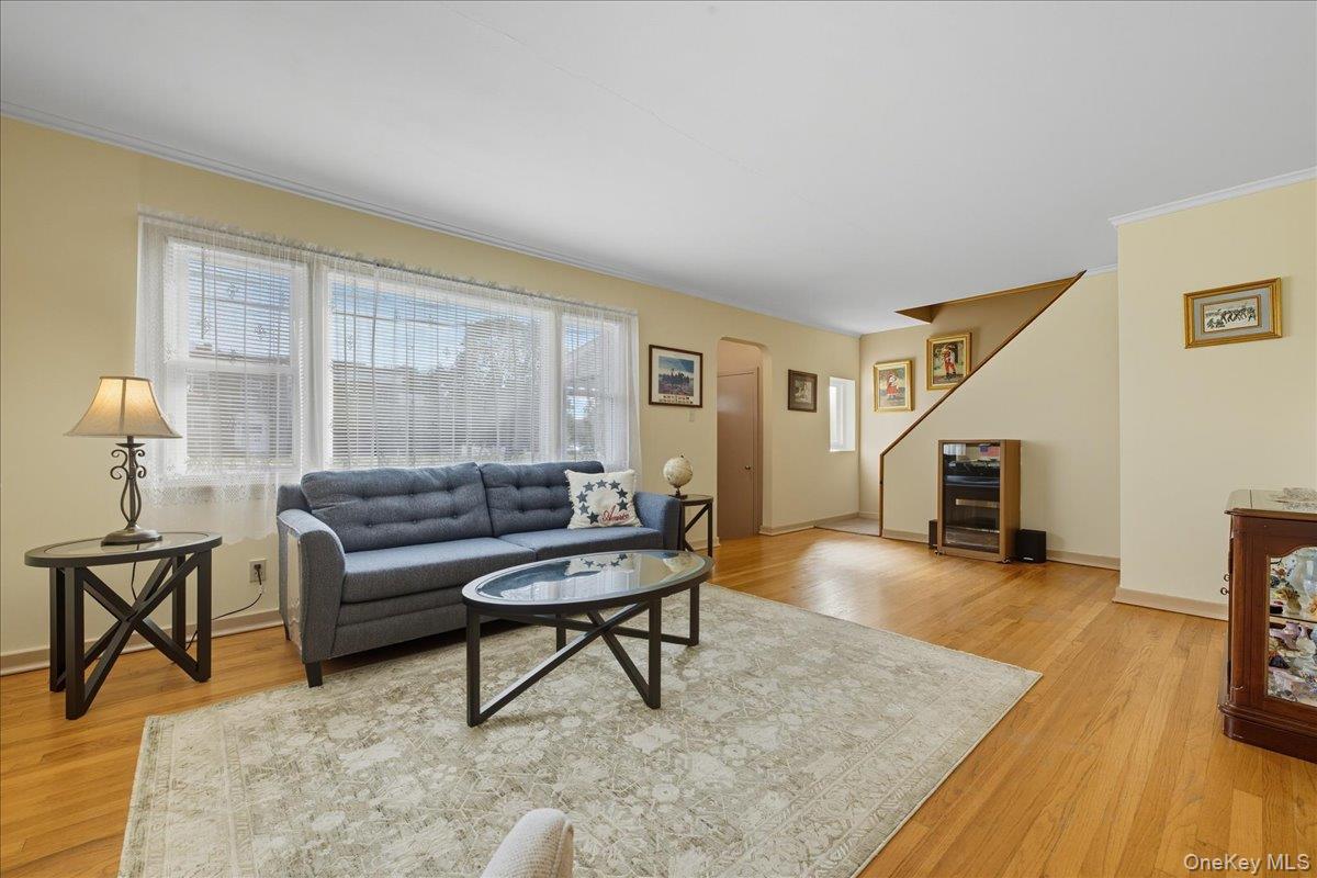 #5 photo, 215 New Hyde Park Road, New Hyde Park , NY 11040