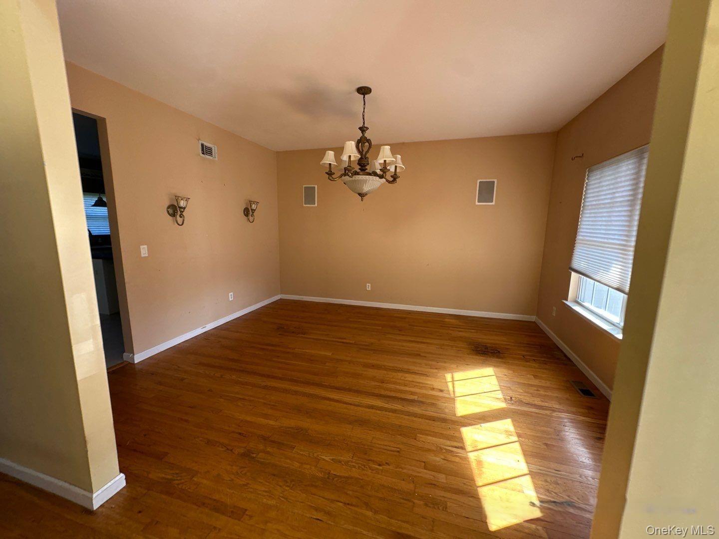 #3 photo, 2 East Avenue, सफ़ोक काउंटी Coram , NY 11727