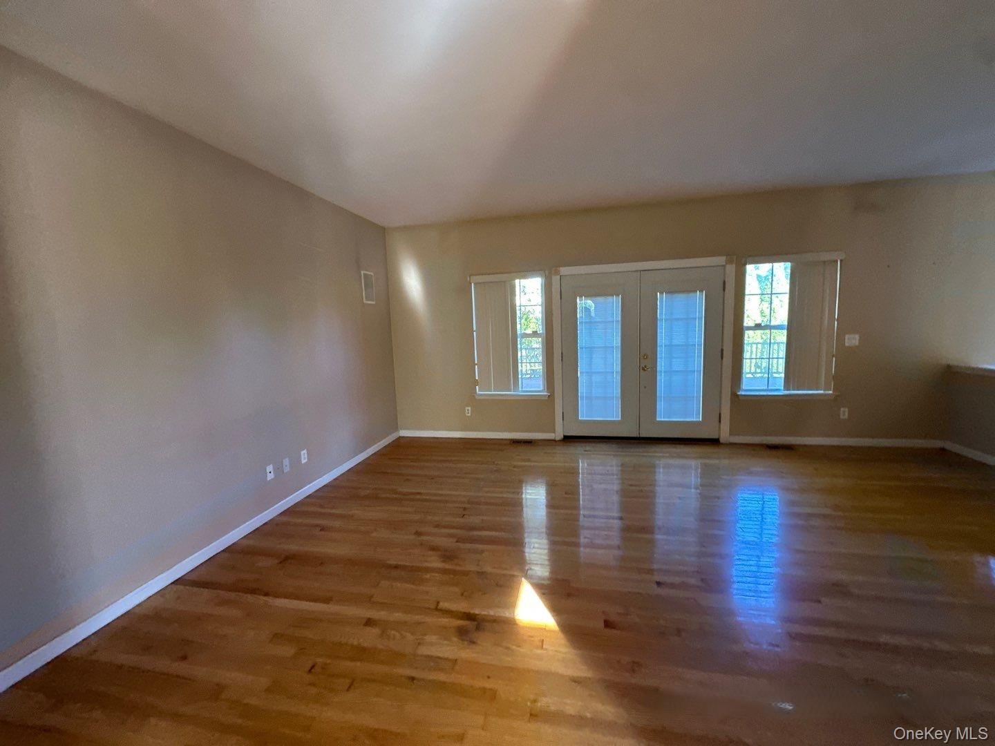 #4 photo, 2 East Avenue, सफ़ोक काउंटी Coram , NY 11727