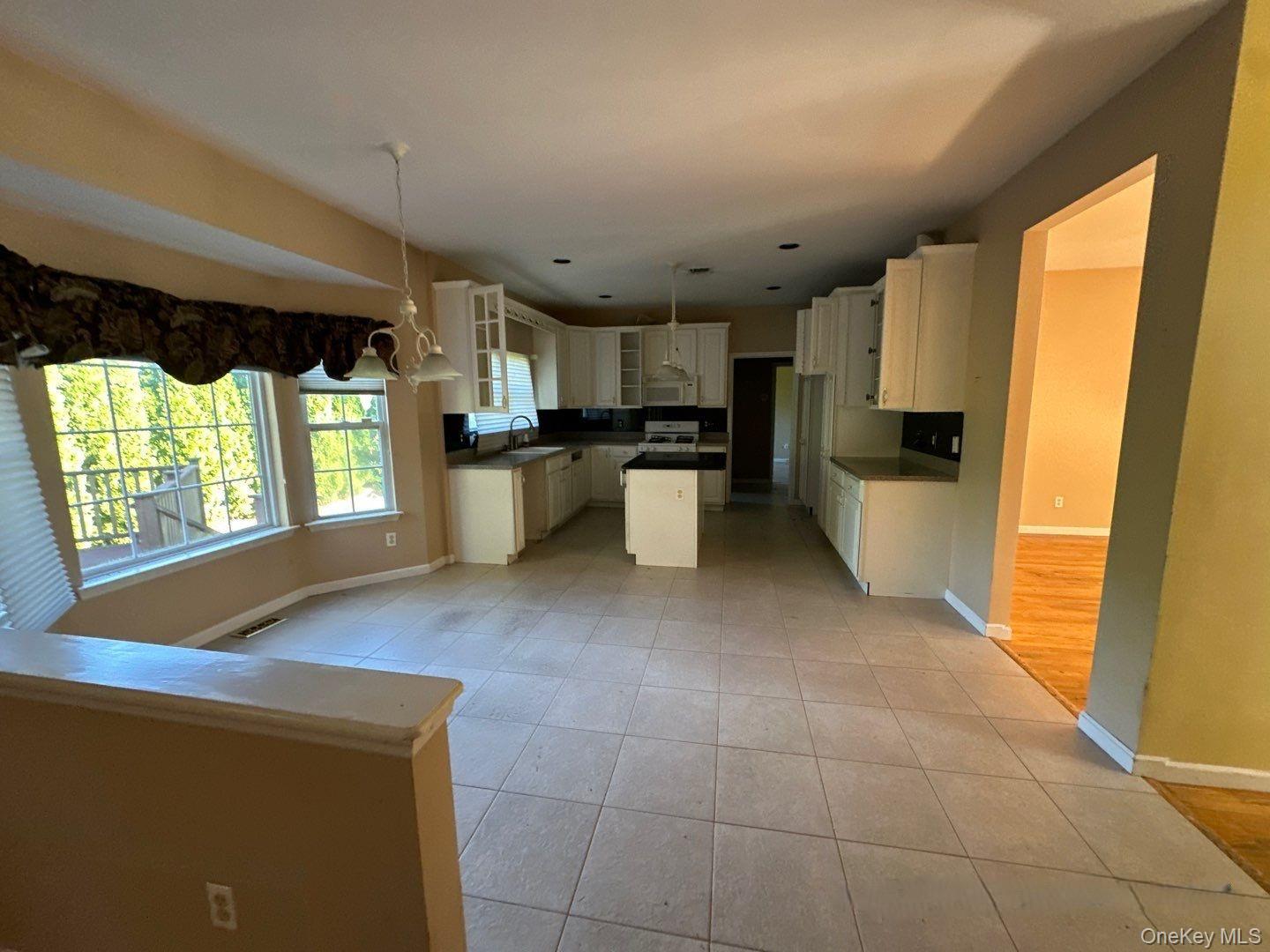 #6 photo, 2 East Avenue, सफ़ोक काउंटी Coram , NY 11727