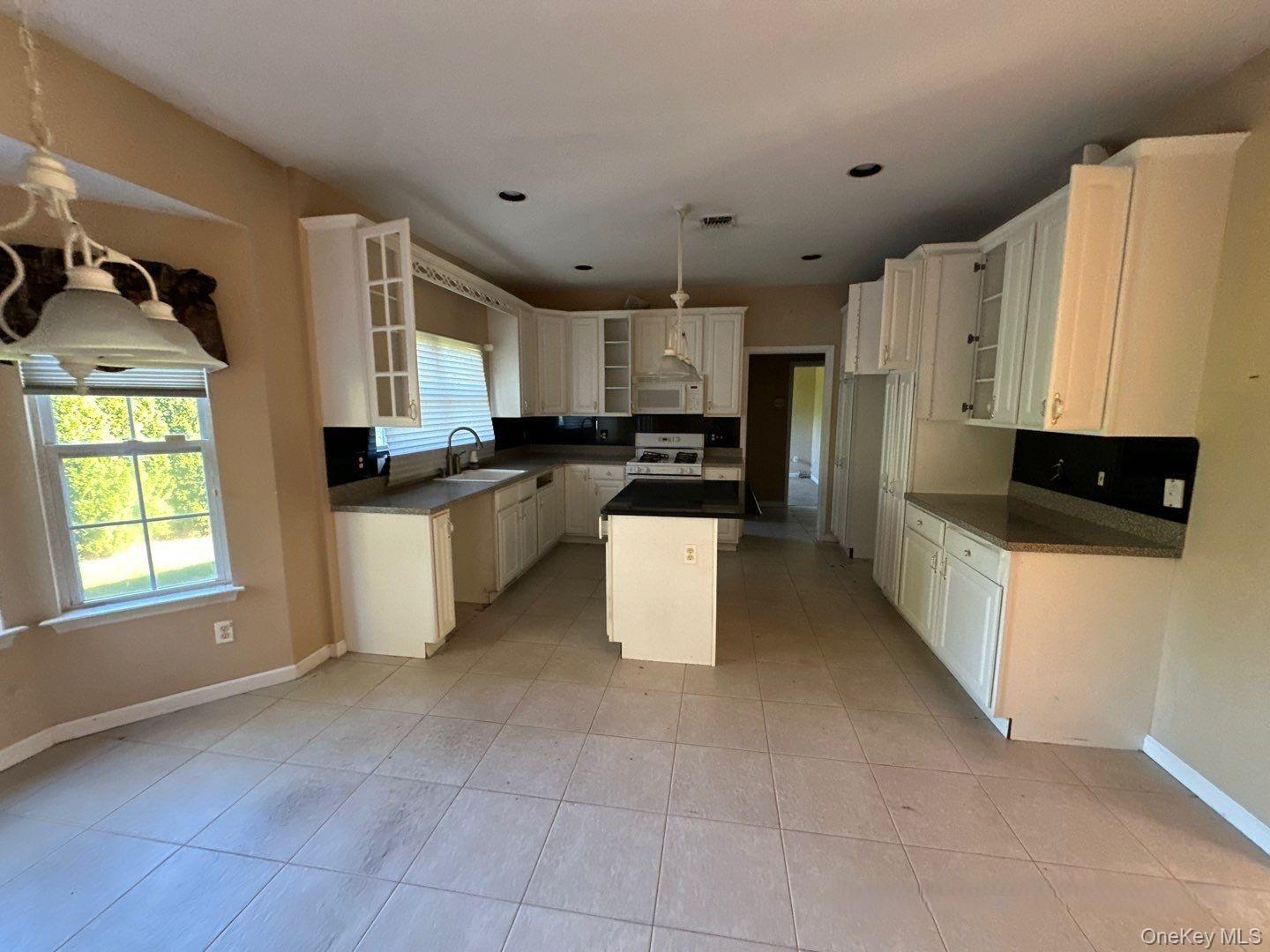 #7 photo, 2 East Avenue, सफ़ोक काउंटी Coram , NY 11727