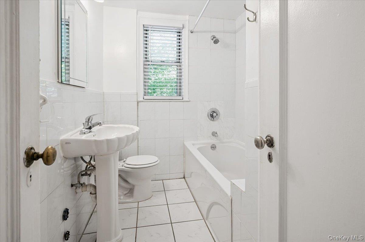 #11 photo, 3 Campus Pl, Scarsdale , NY 10583