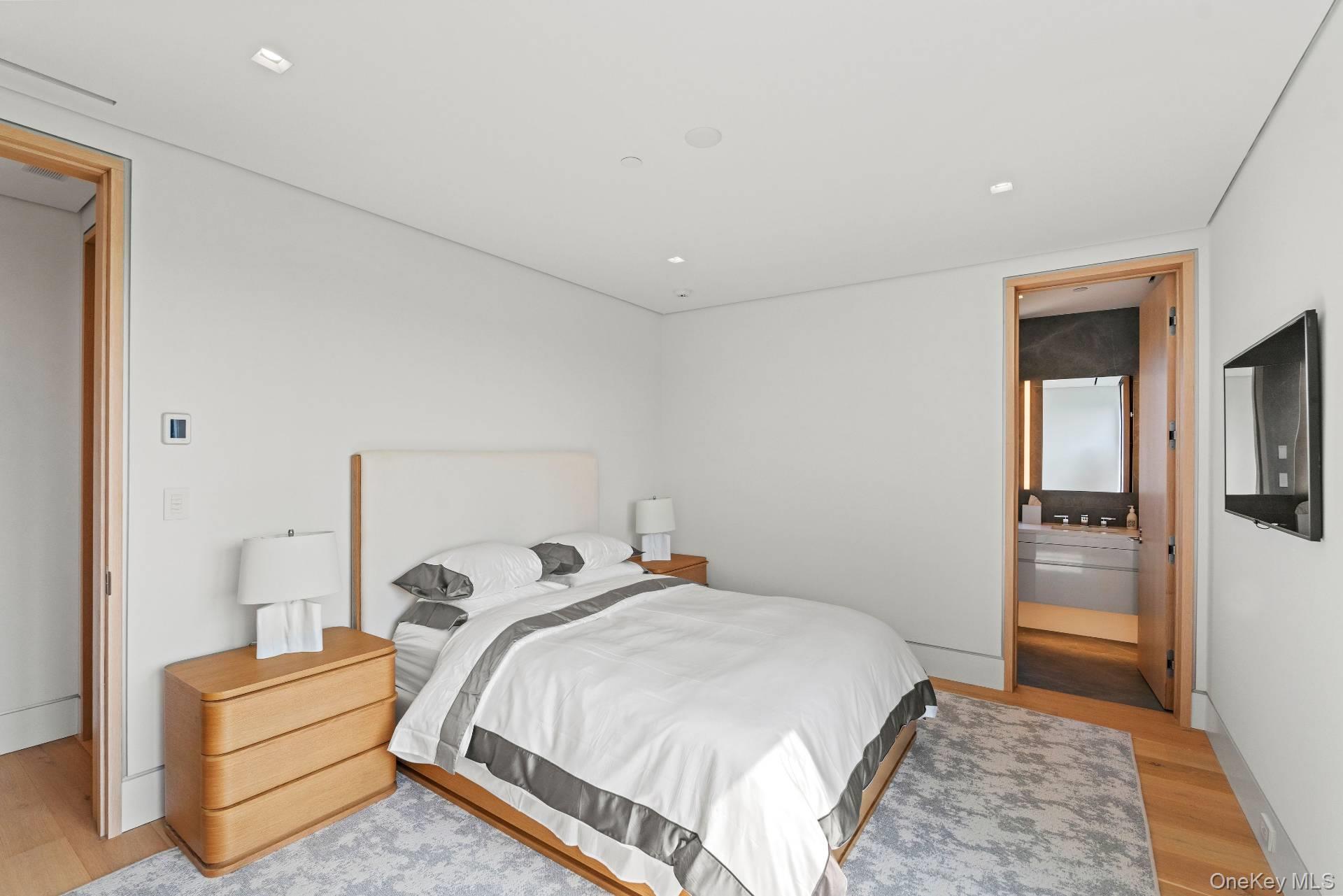 #16 photo, 8 Middle Pond Lane, Southampton , NY 11968