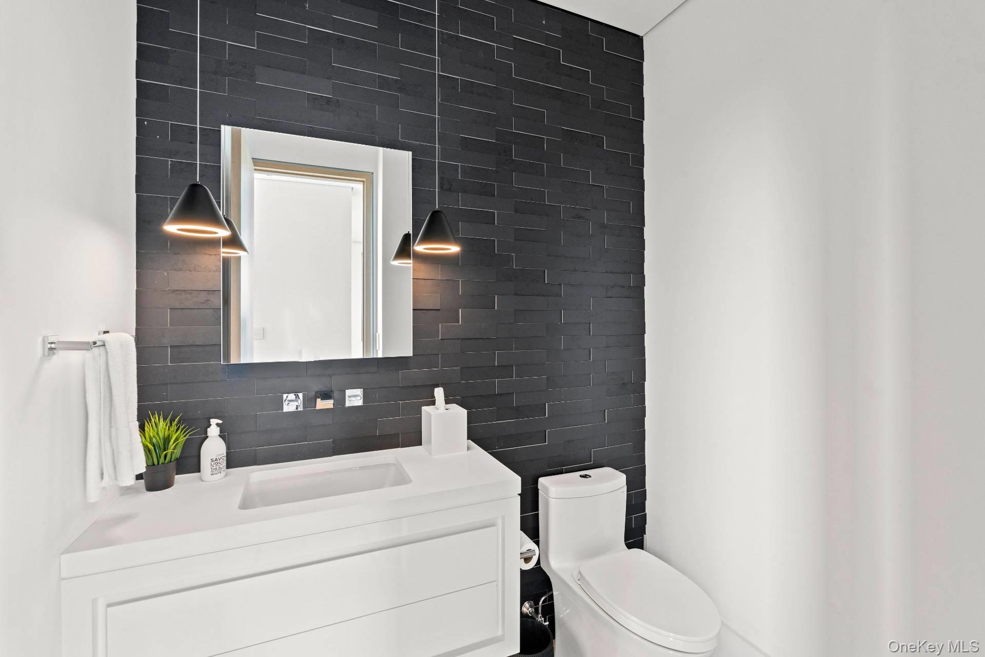 #19 photo, 8 Middle Pond Lane, Southampton , NY 11968