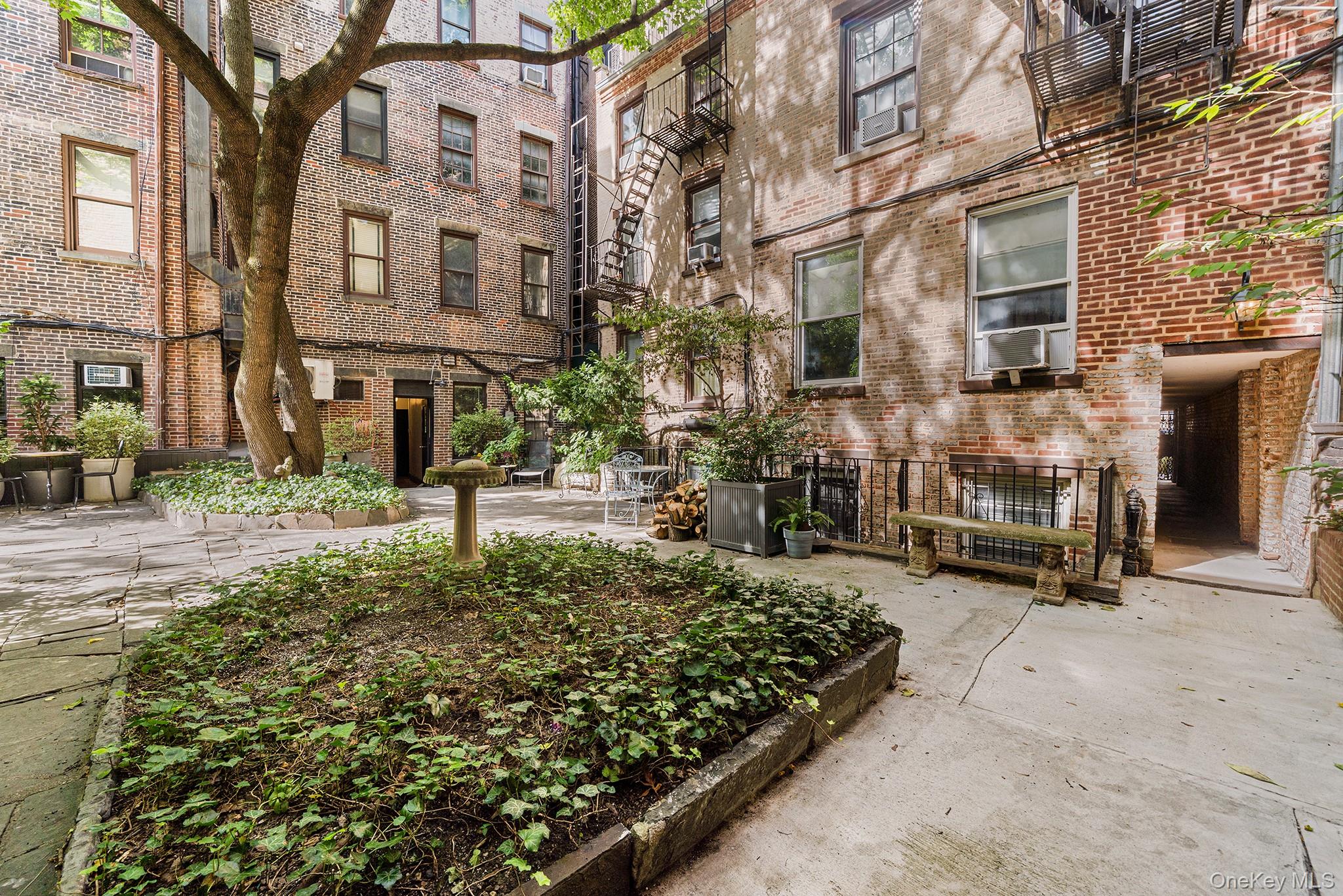 #12 photo, 340 W 11th Street, New York (Manhattan) , NY 10014