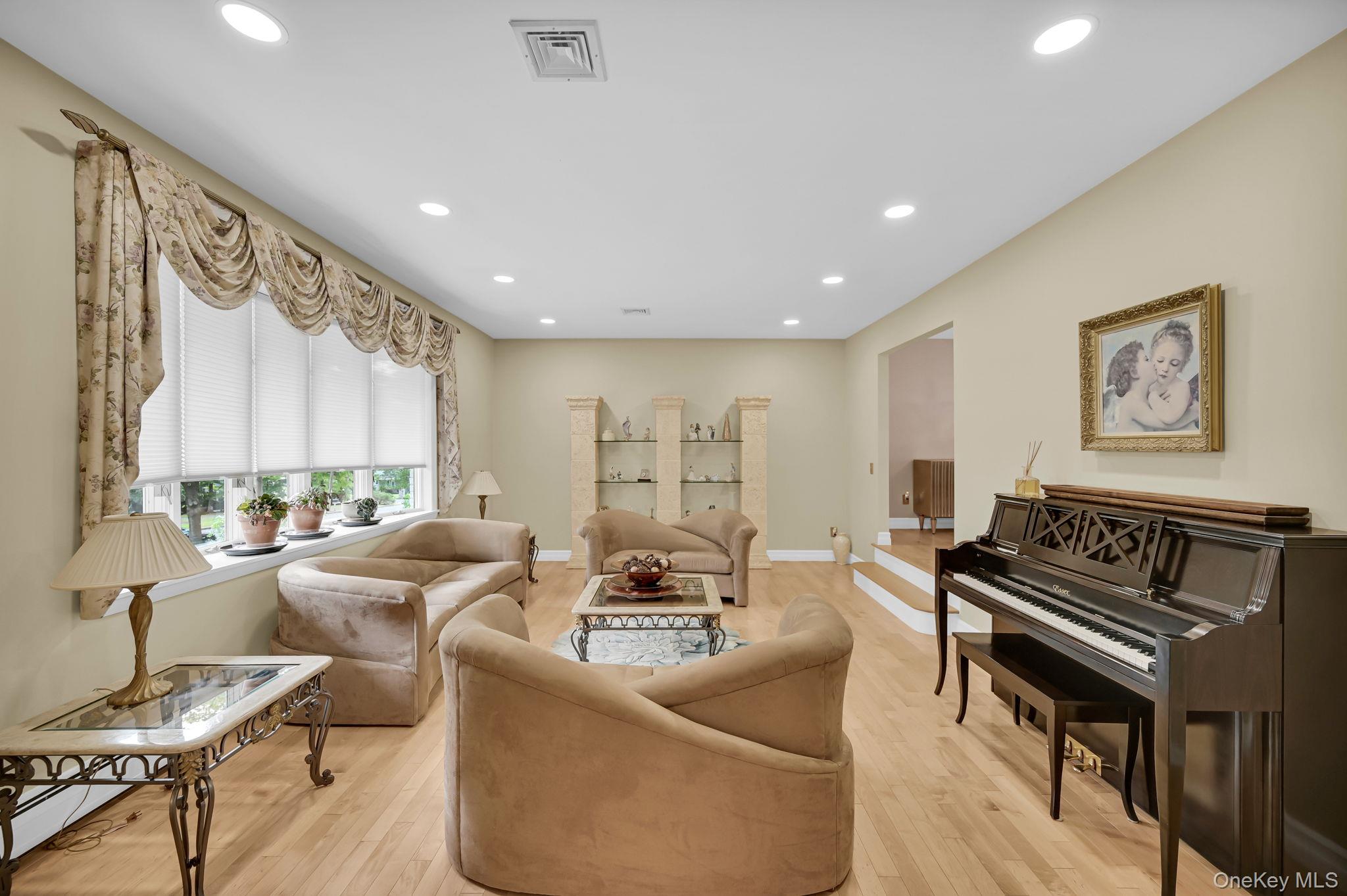 #7 photo, 15 Ramapo Lane, Chestnut Ridge , NY 10952