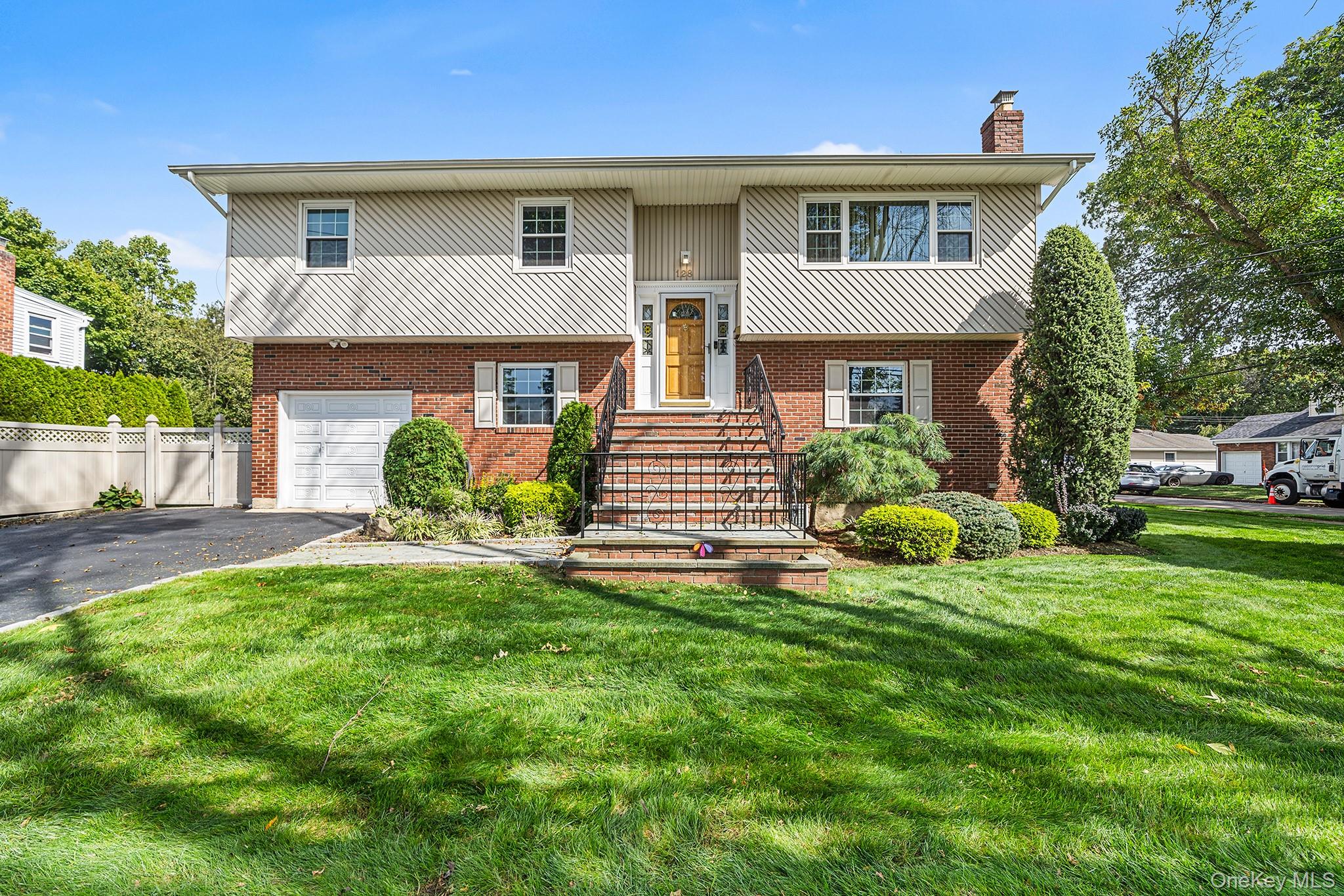 #1 photo, 128 N Windhorst Avenue, 롱 아일랜드 Bethpage , NY 11714