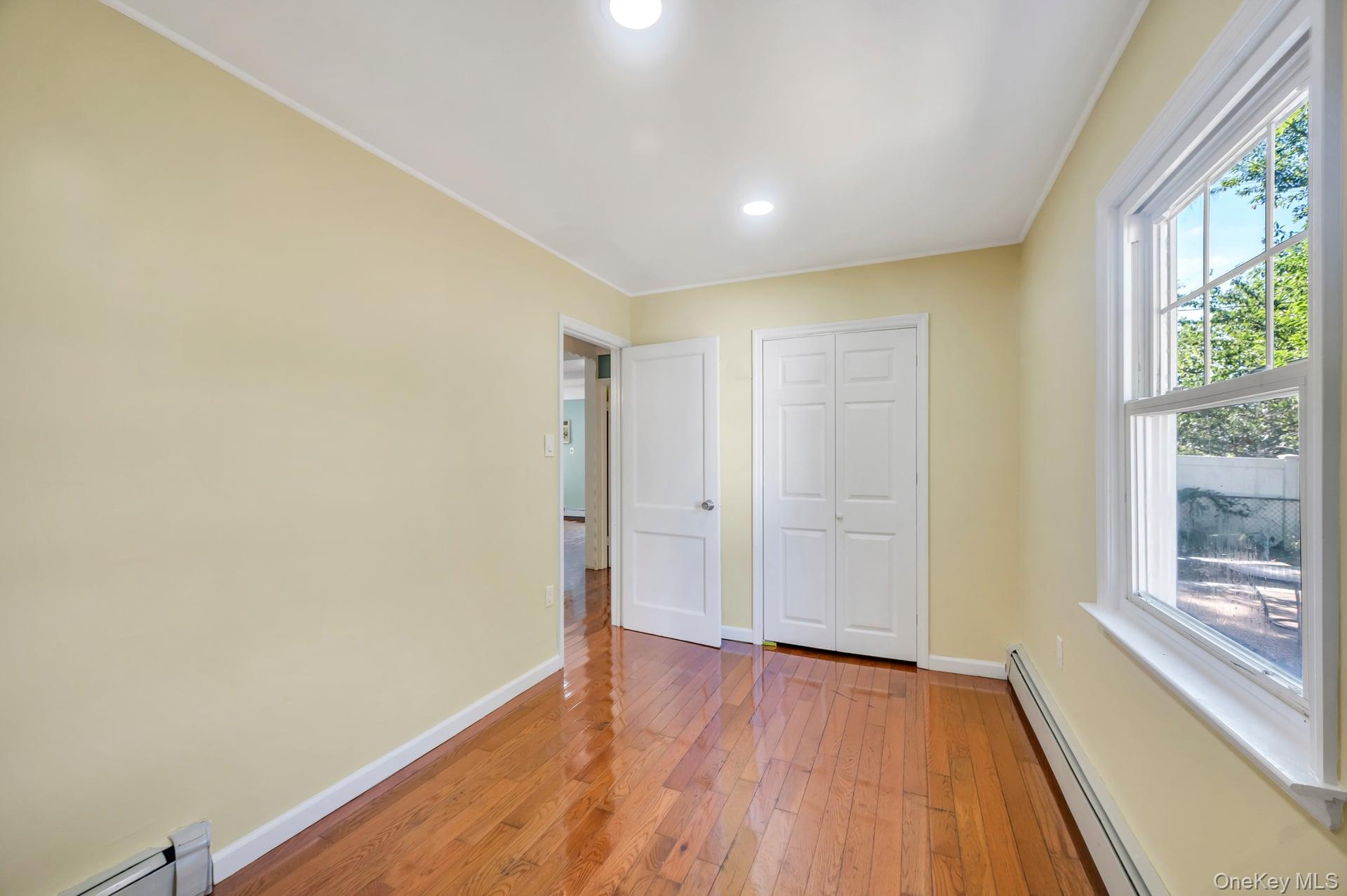 #10 photo, 81 Division Avenue, ナッソー郡 Levittown , NY 11756