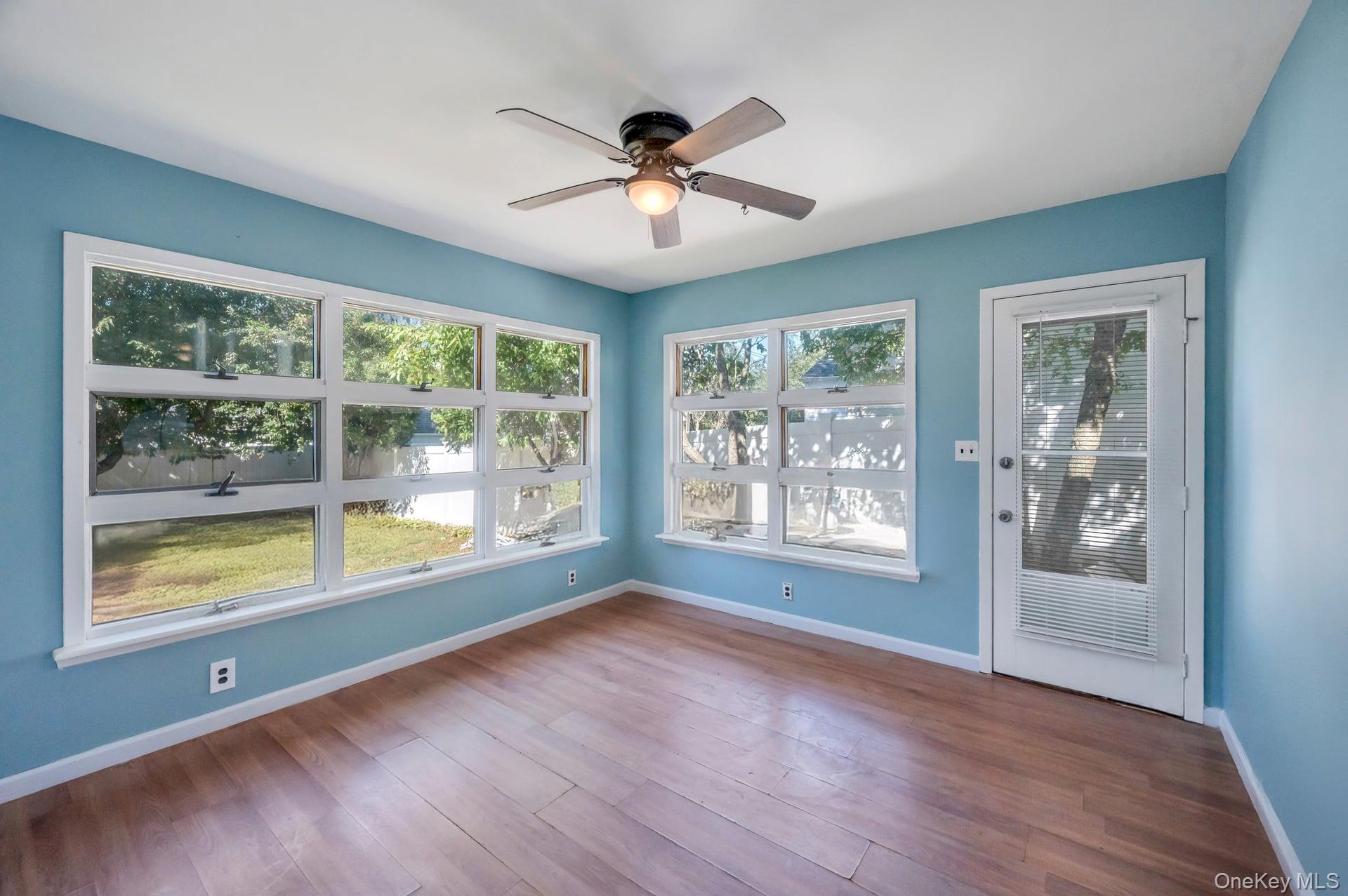 #14 photo, 81 Division Avenue, ナッソー郡 Levittown , NY 11756