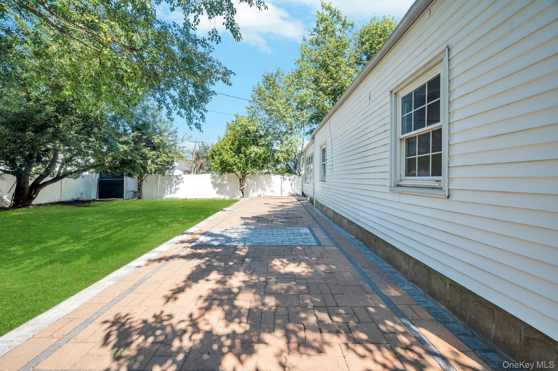 #20 photo, 81 Division Avenue, ナッソー郡 Levittown , NY 11756