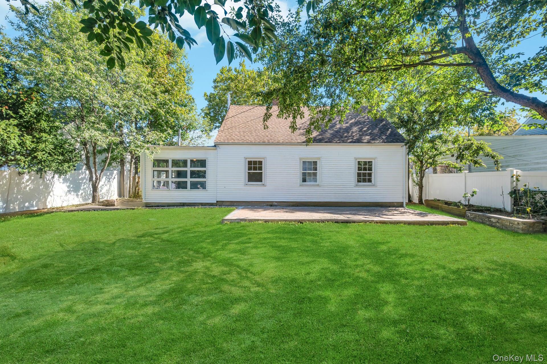 #3 photo, 81 Division Avenue, ナッソー郡 Levittown , NY 11756