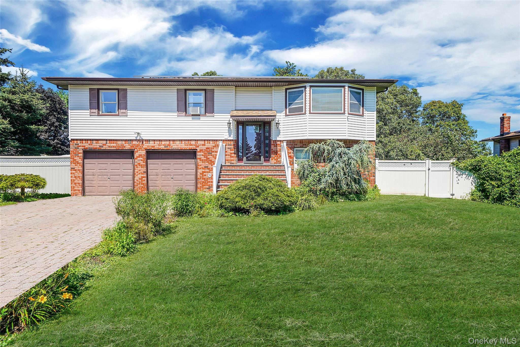 #1 photo, 5 Hermart Lane, सफ़ोक काउंटी Ronkonkoma , NY 11779