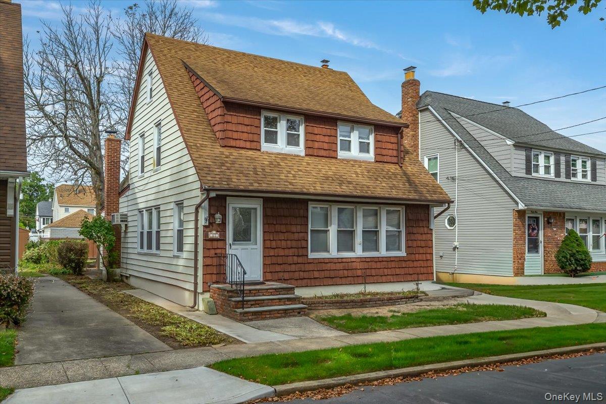 #2 photo, 61 Dartmouth Street, Williston Park , NY 11596