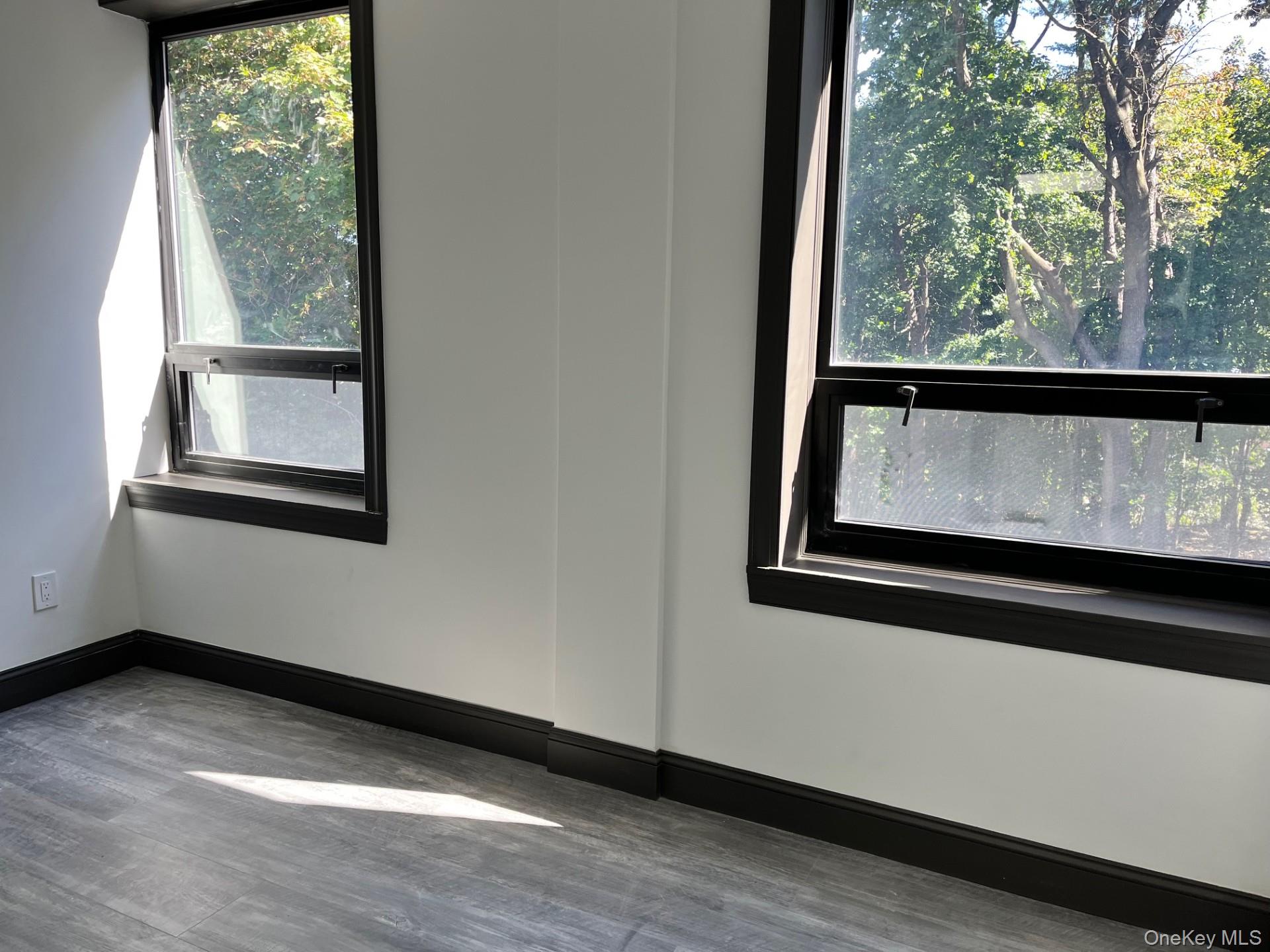 #1 photo, 40 Railroad Avenue, ナッソー郡 Glen Head , NY 11545