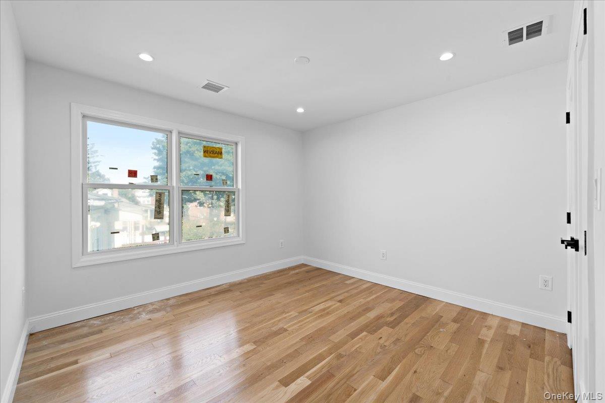 #11 photo, 97 Thurton Place, Yonkers , NY 10704