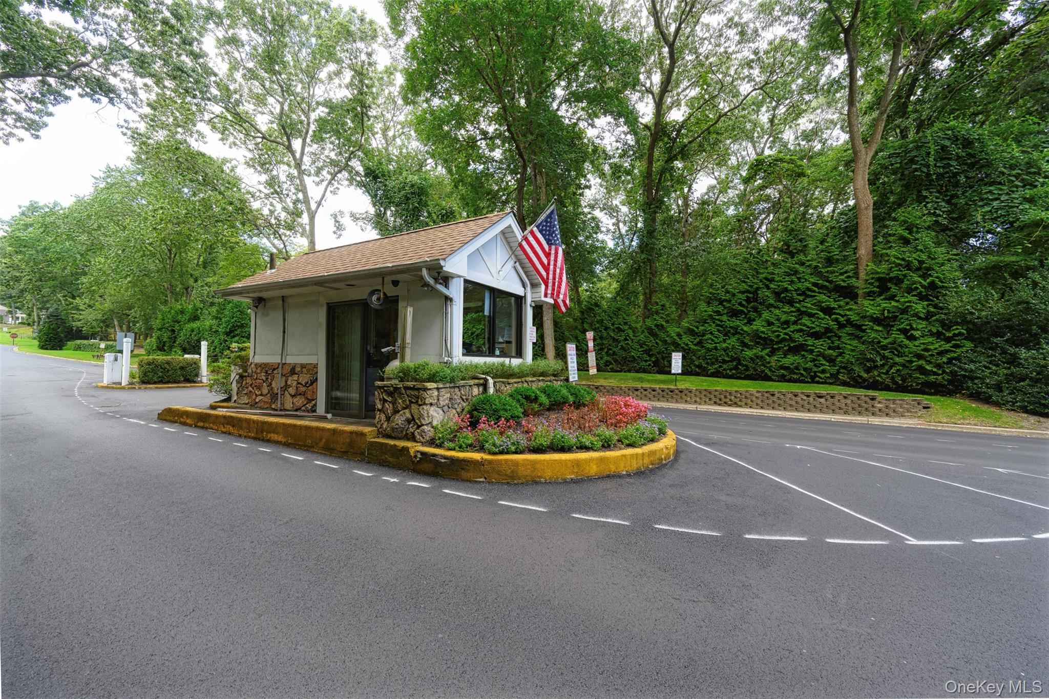 #1 photo, 182 Birchwood Road, サフォーク郡 Coram , NY 11727