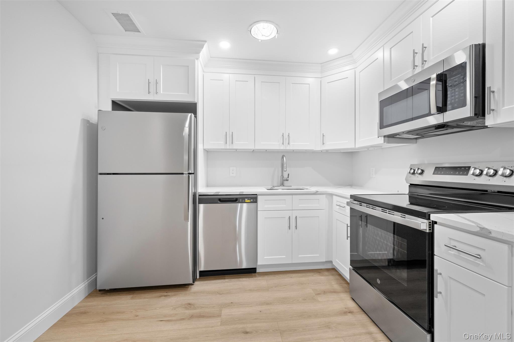 #4 photo, 182 Birchwood Road, サフォーク郡 Coram , NY 11727