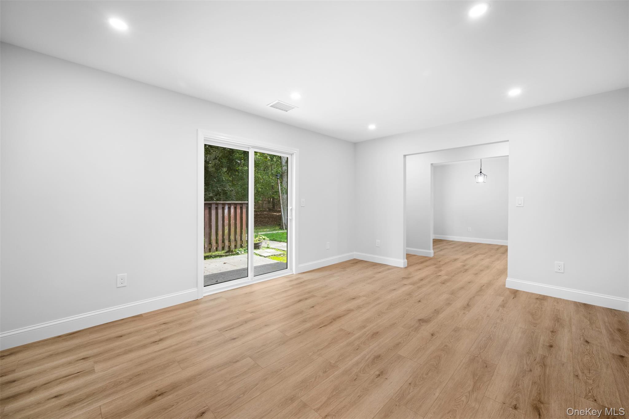 #5 photo, 182 Birchwood Road, サフォーク郡 Coram , NY 11727