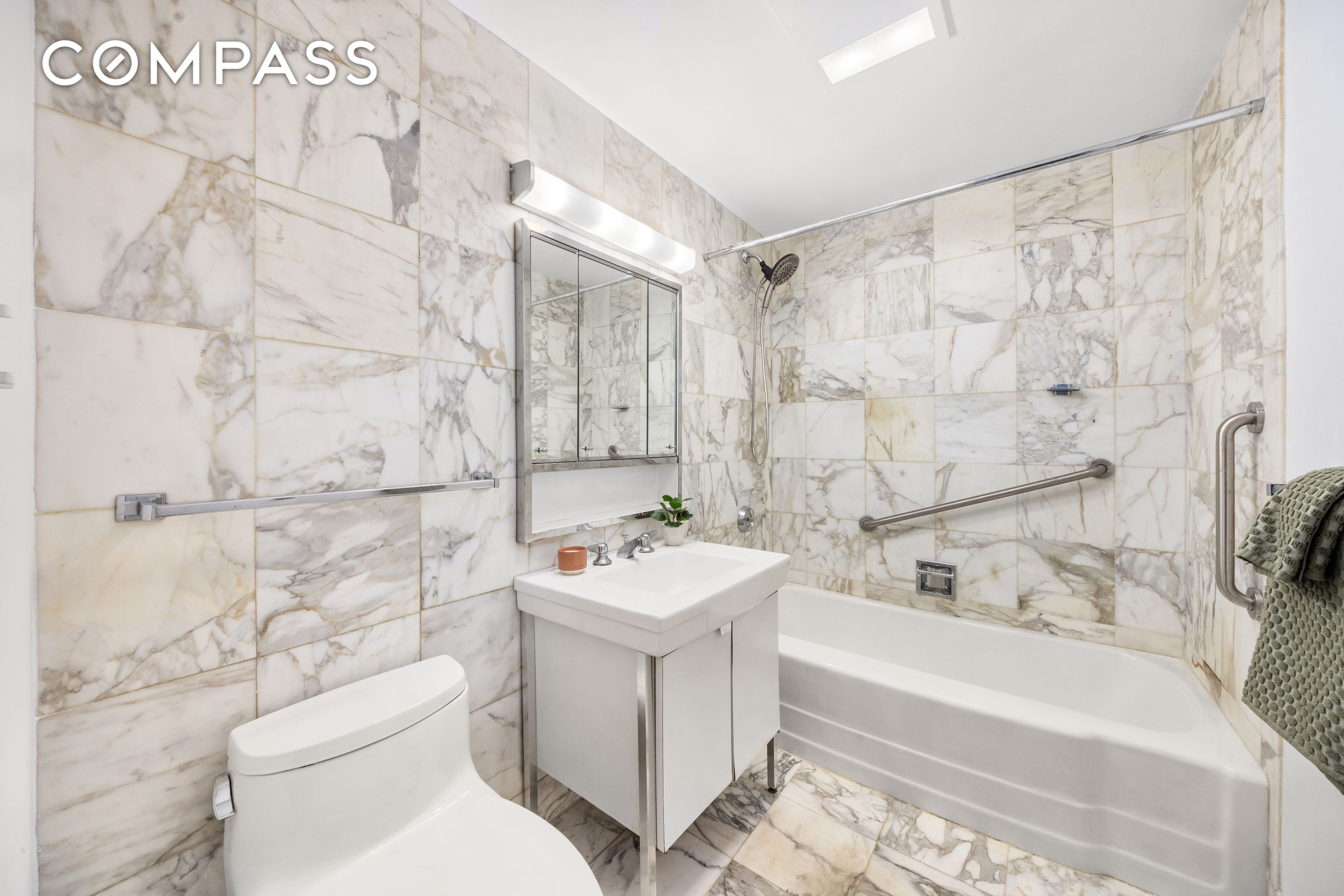 #11 photo, 870 United Nations Plaza, マンハッタン Midtown East , NY 10017