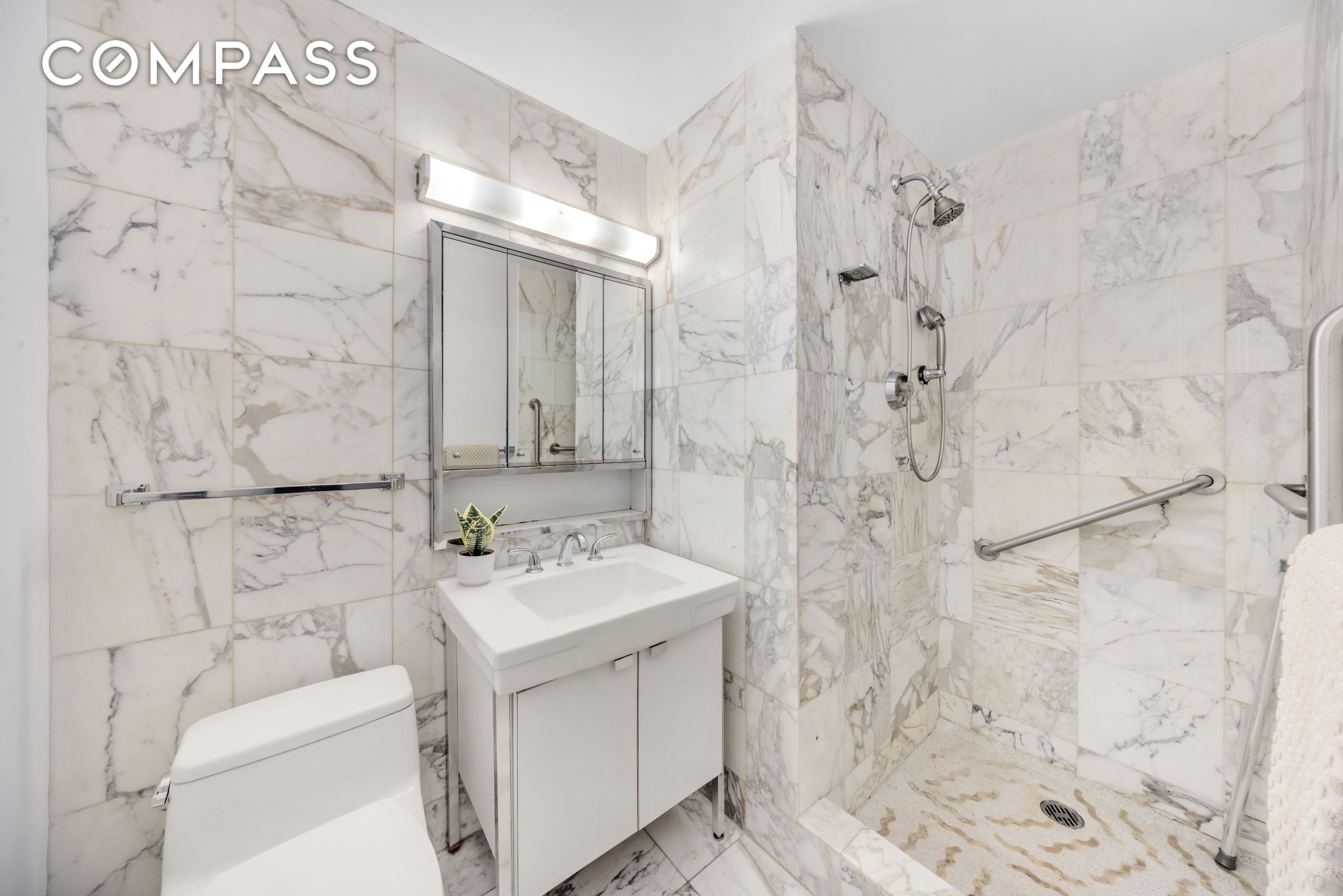 #12 photo, 870 United Nations Plaza, マンハッタン Midtown East , NY 10017