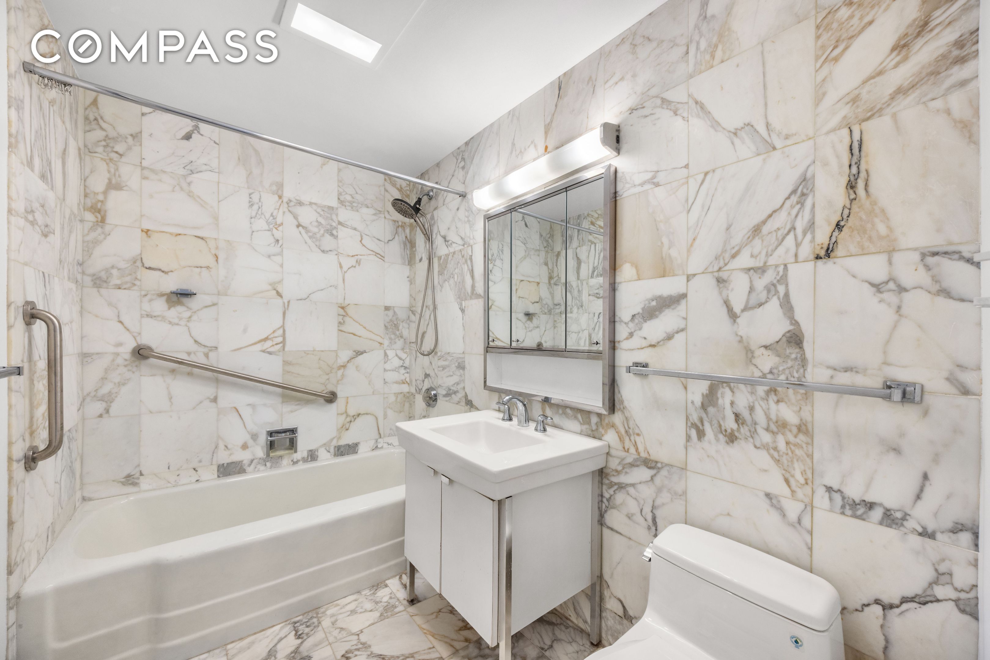 #9 photo, 870 United Nations Plaza, マンハッタン Midtown East , NY 10017