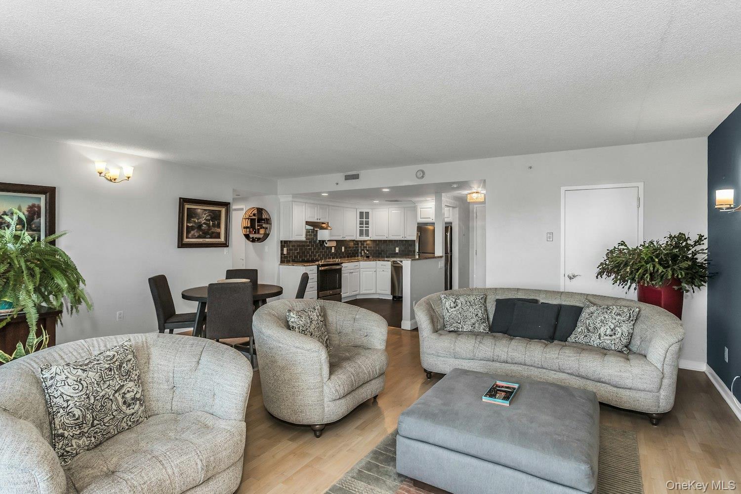 #16 photo, 242 MAPLE Avenue, ナッソー郡 Westbury , NY 11590